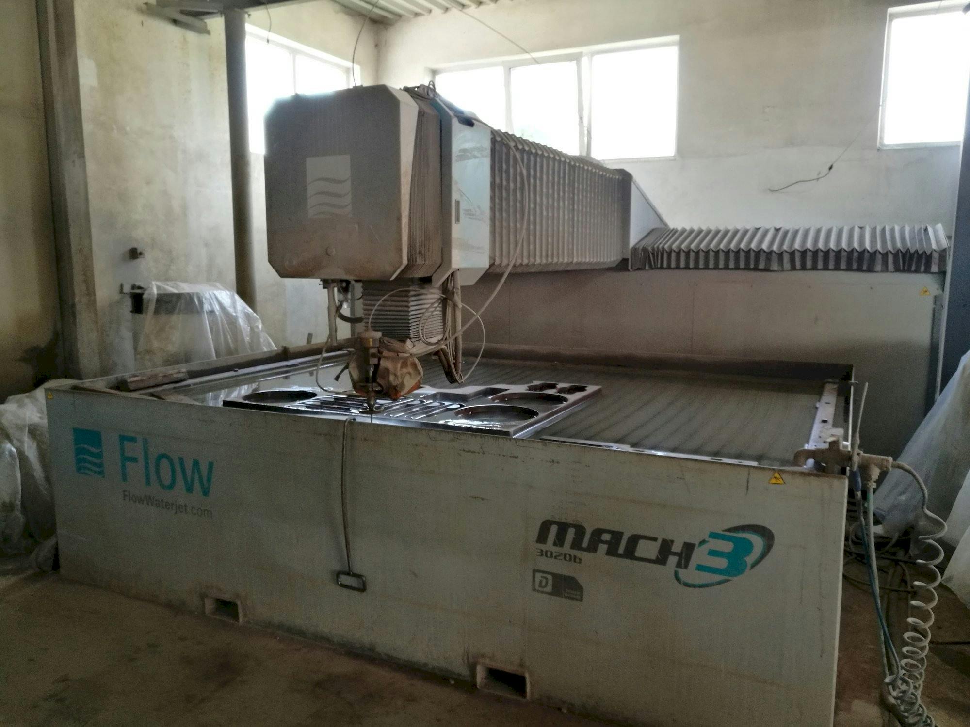 Widok z przodu maszyny Flow Mach3-3020b