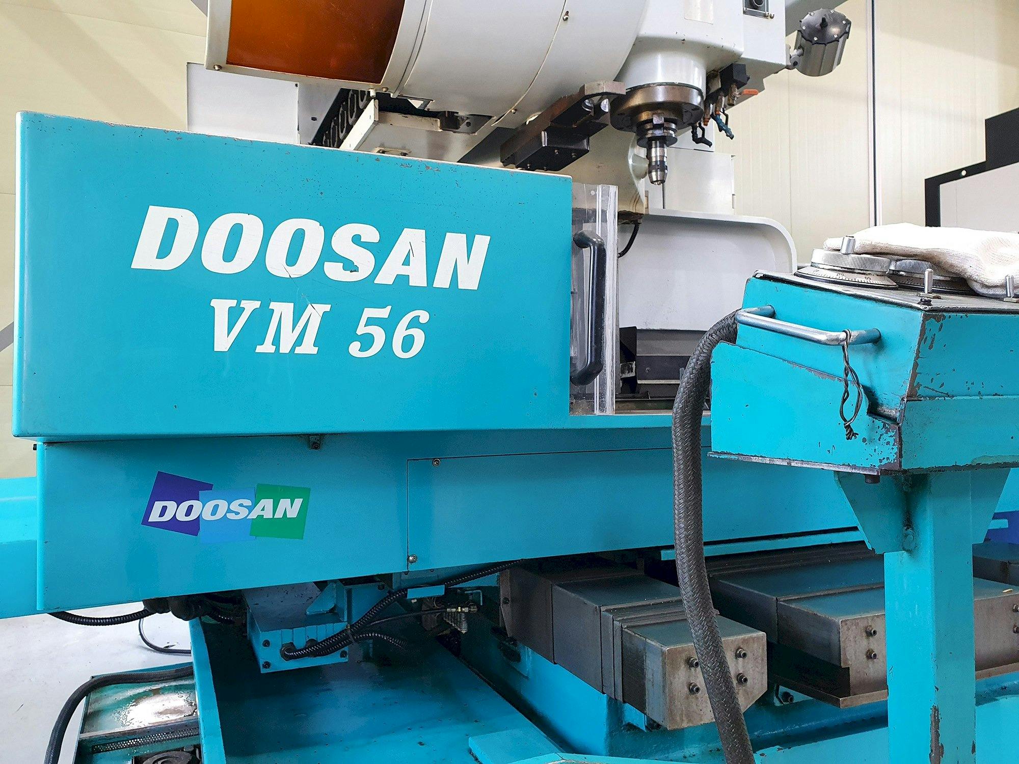 Widok z przodu maszyny Doosan VM56