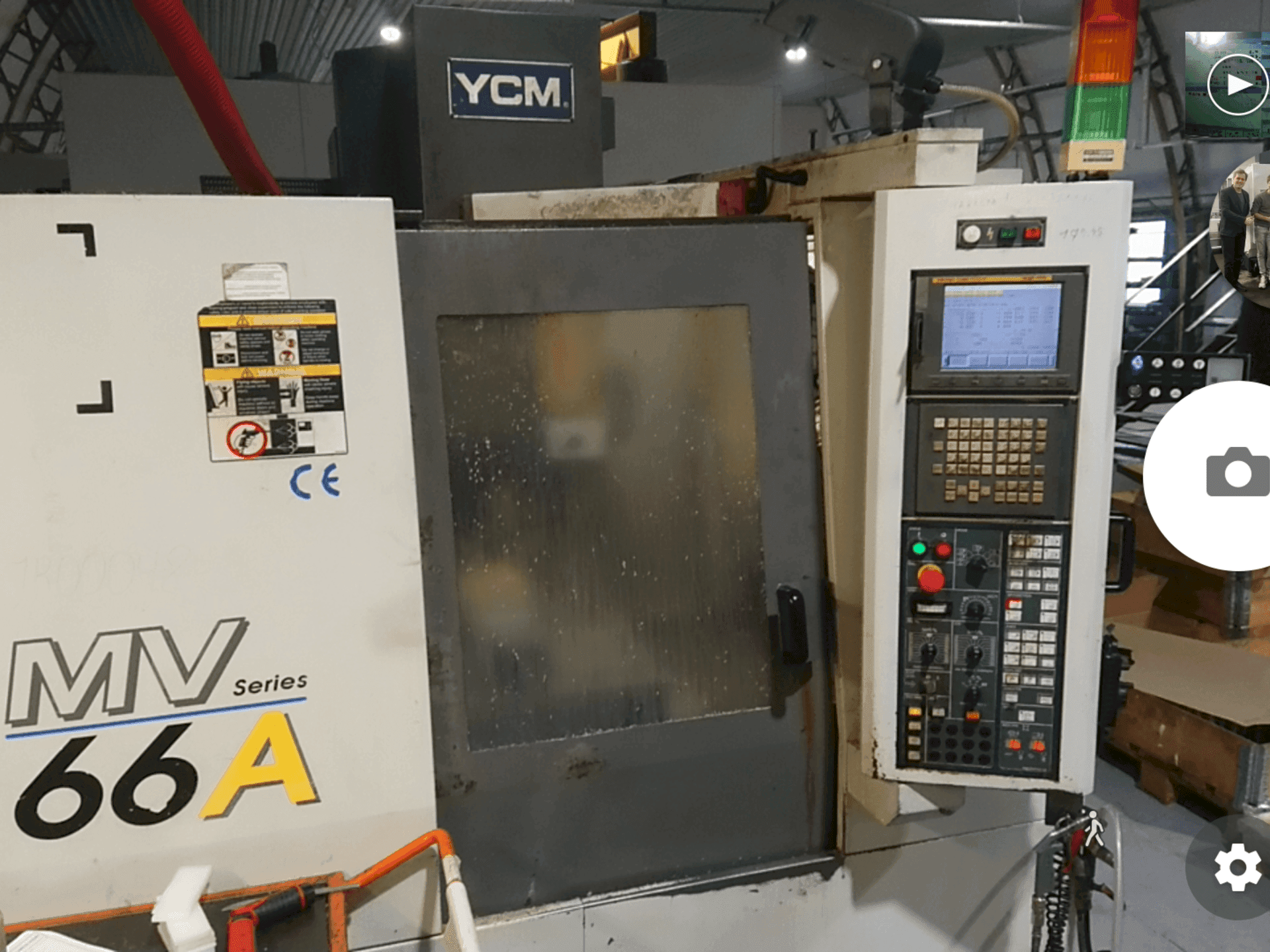 Widok z przodu maszyny YCM MV66A