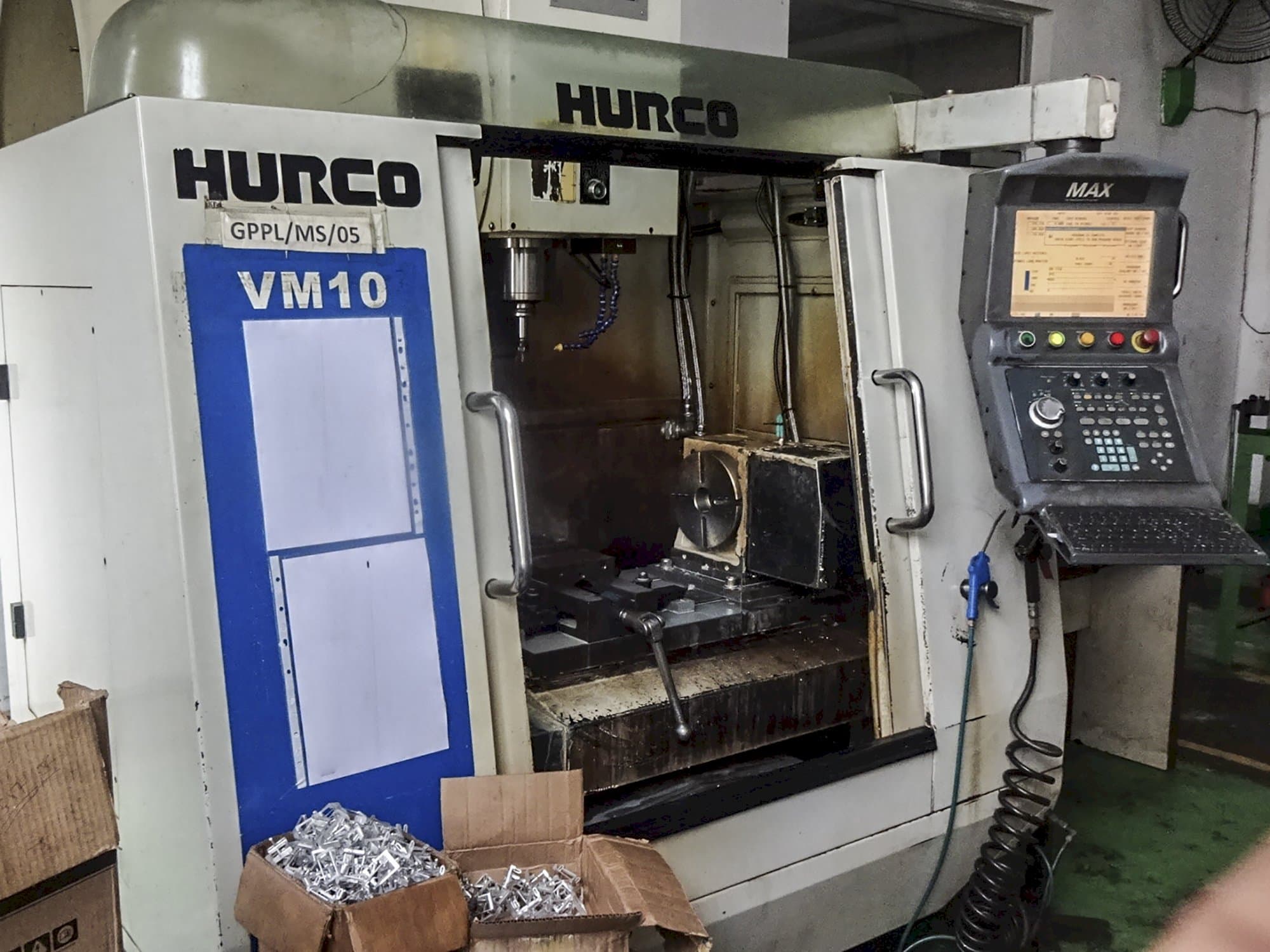 Widok z lewej maszyny Hurco VM10