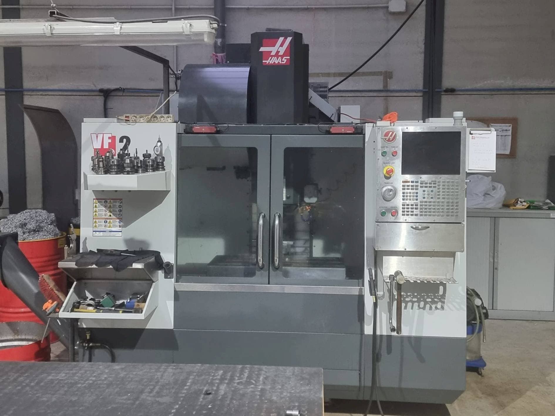 Widok z przodu maszyny HAAS VF-2