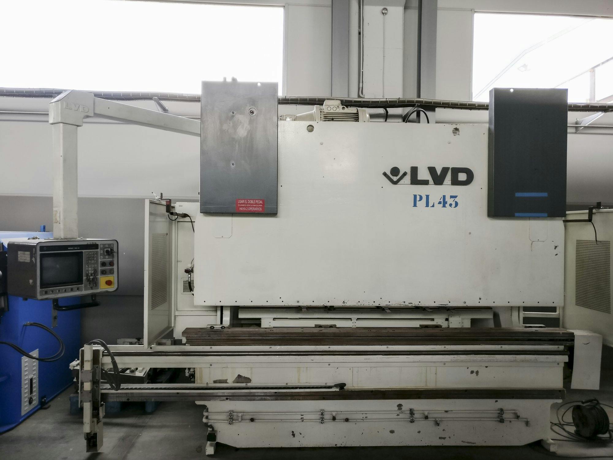 Widok z przodu maszyny LVD PPEB 160-30 MNC 95