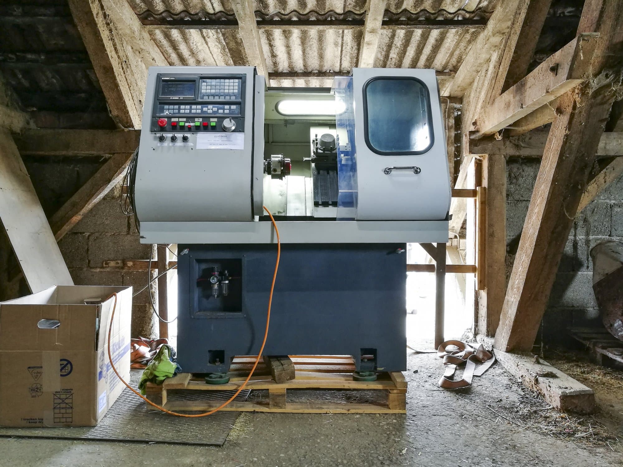 Widok z przodu maszyny OZ-Seals Simploz6040 CNC
