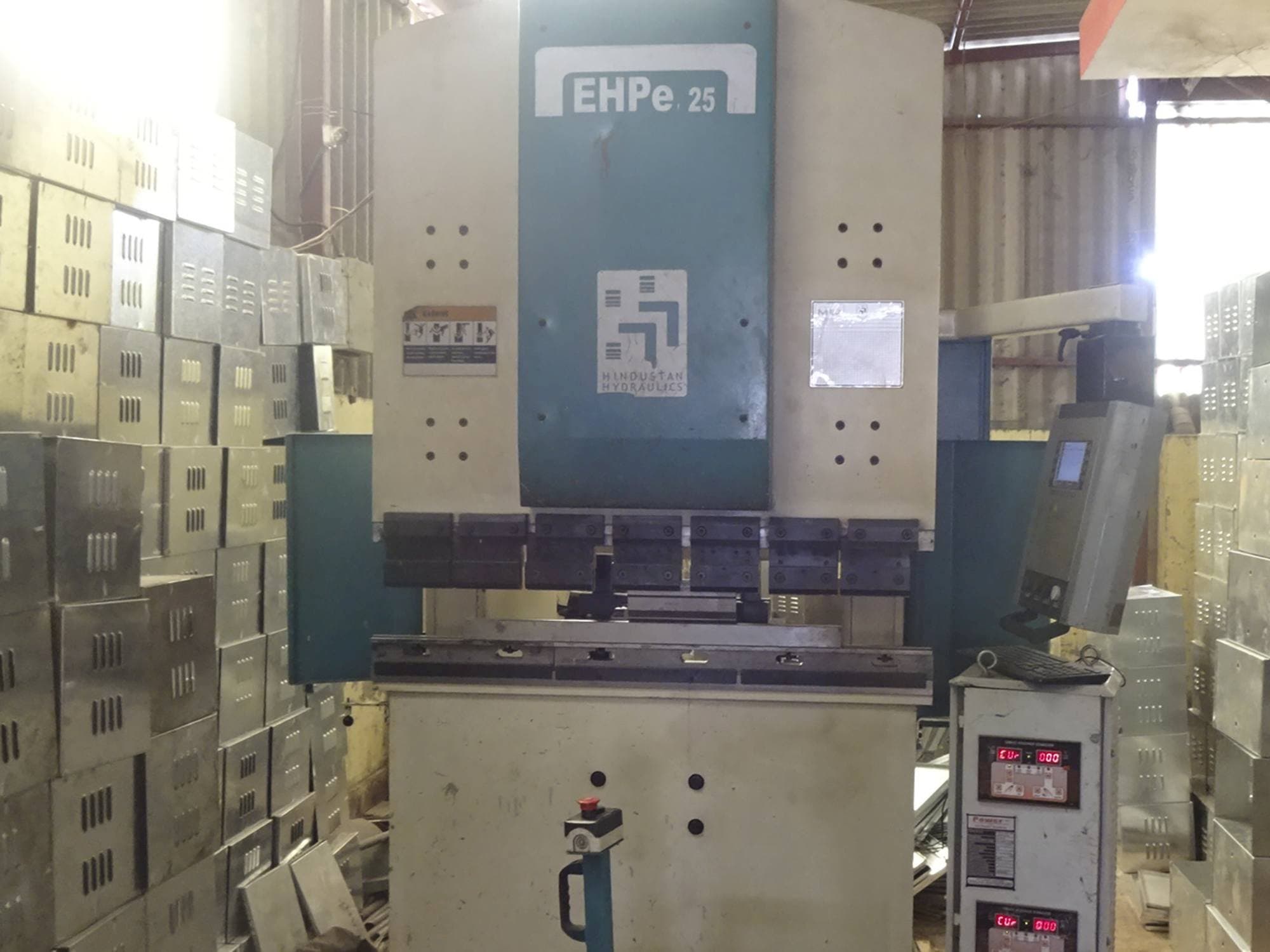 Widok z przodu maszyny Hindustan Hydraulics EHPe 25