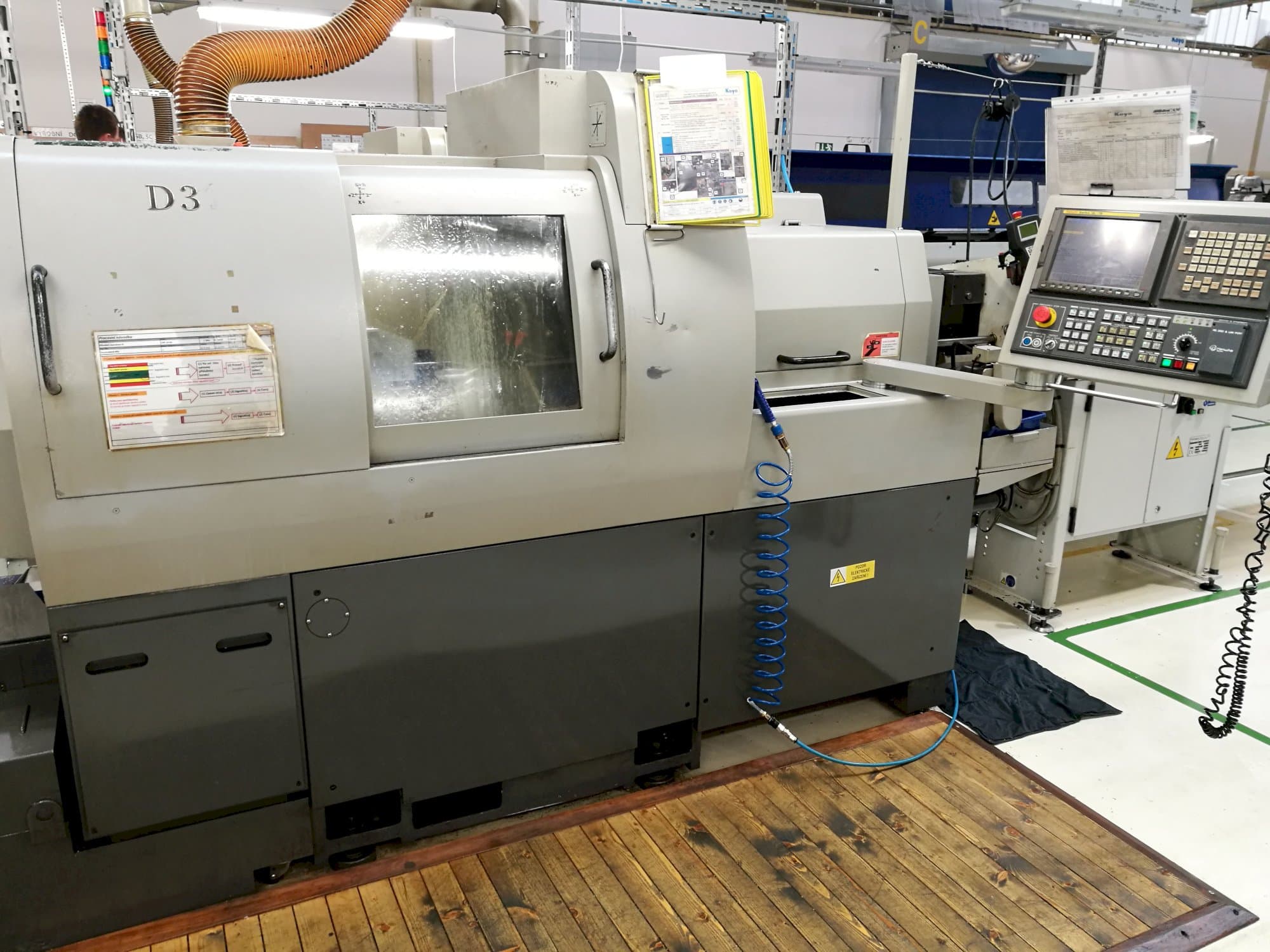 Widok z przodu maszyny Hanwha XD 38 N