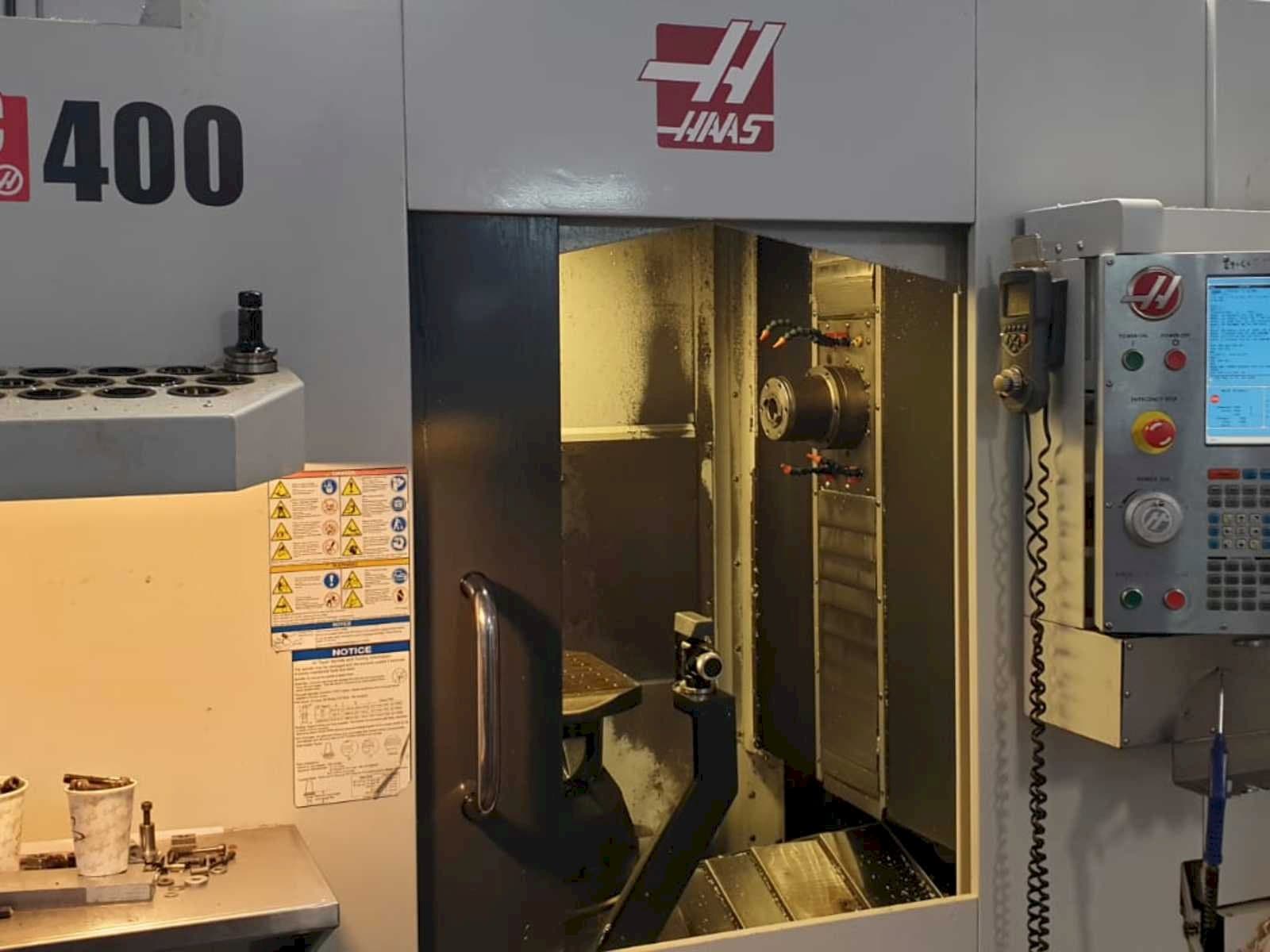 Widok z przodu maszyny HAAS EC400