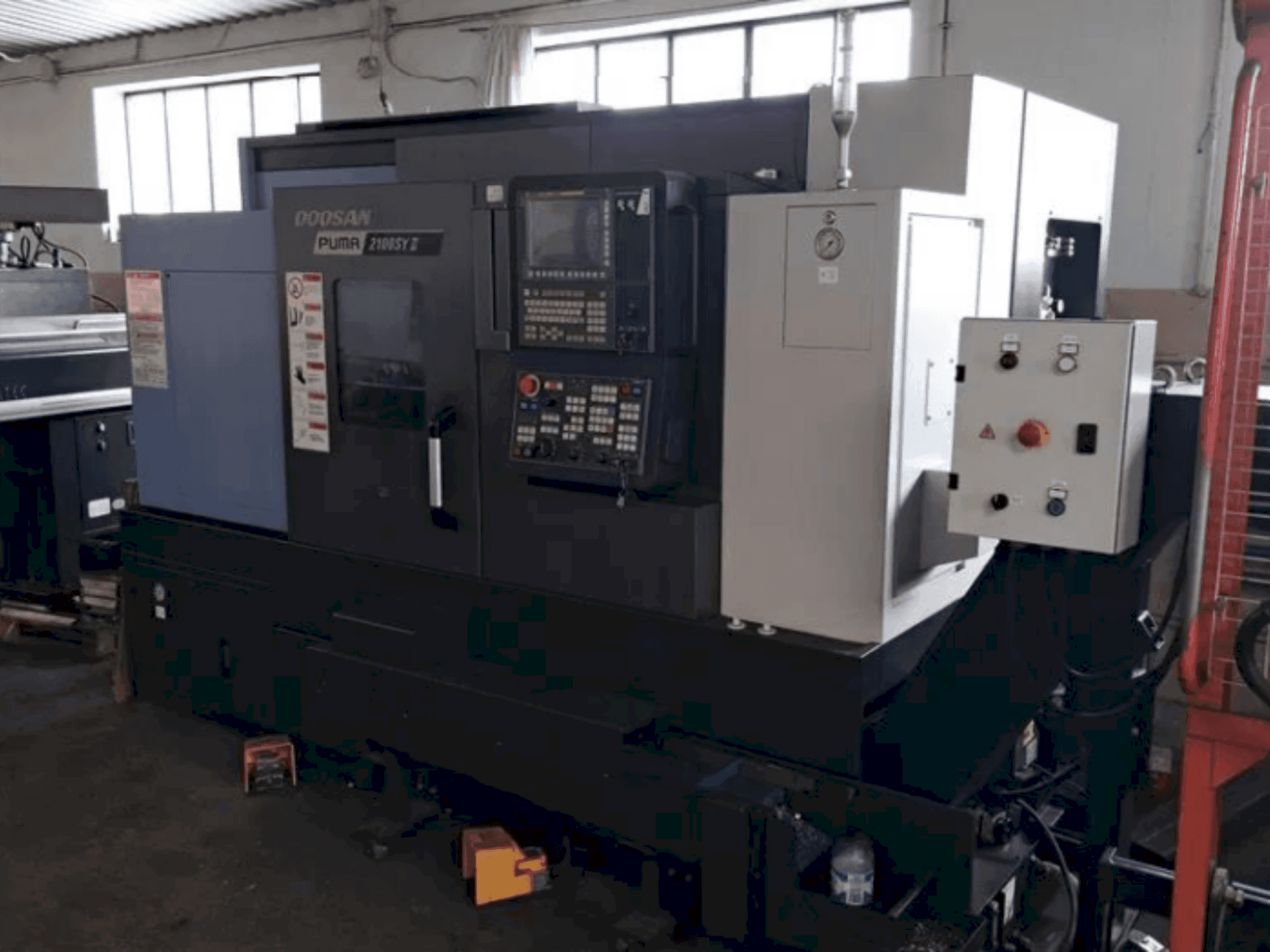 Widok z przodu maszyny DOOSAN PUMA 2100 SY II