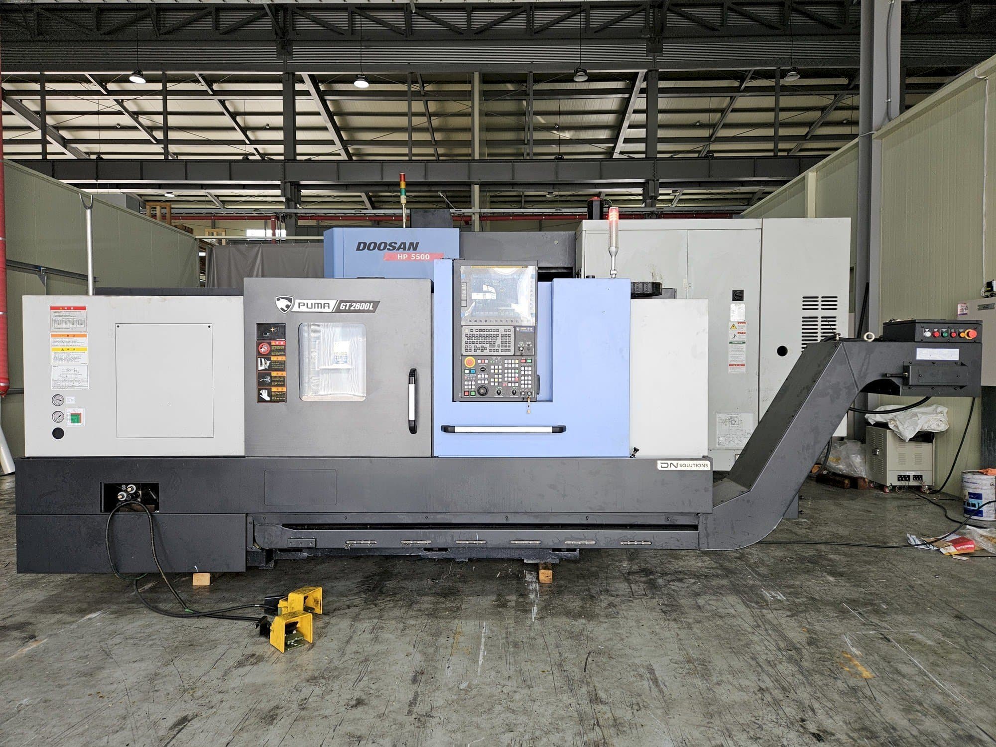 Widok z przodu maszyny DN SOLUTIONS PUMA GT2600L