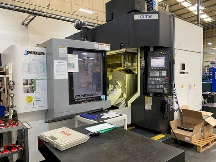 Widok z przodu maszyny Okuma MU 6300V-L