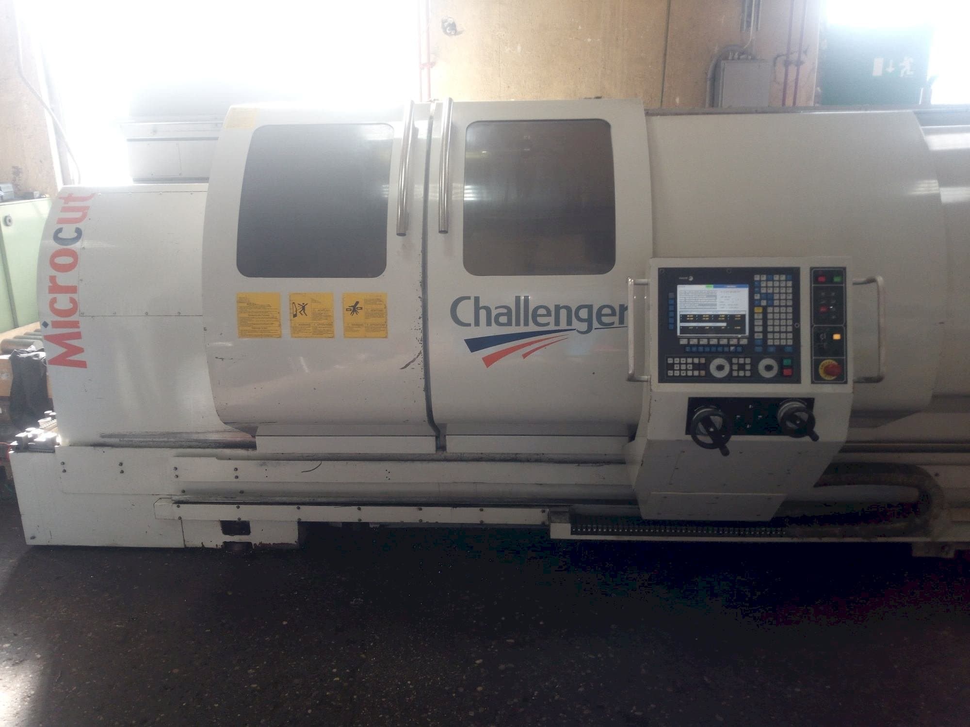 Widok z przodu maszyny MICROCUT BNC 2280