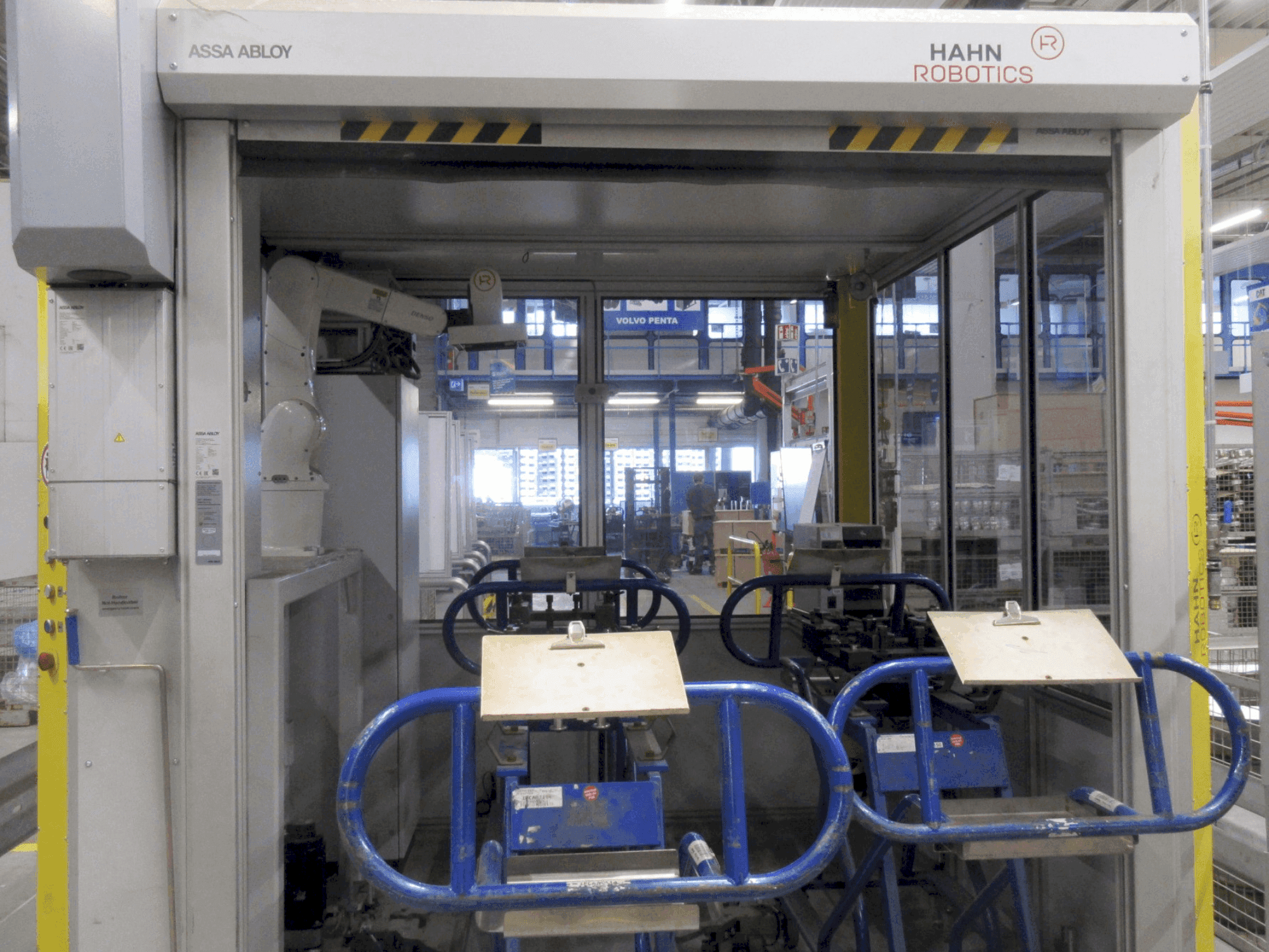Widok z przodu maszyny HAHN Robotics CAT Final Check EOL (2021)