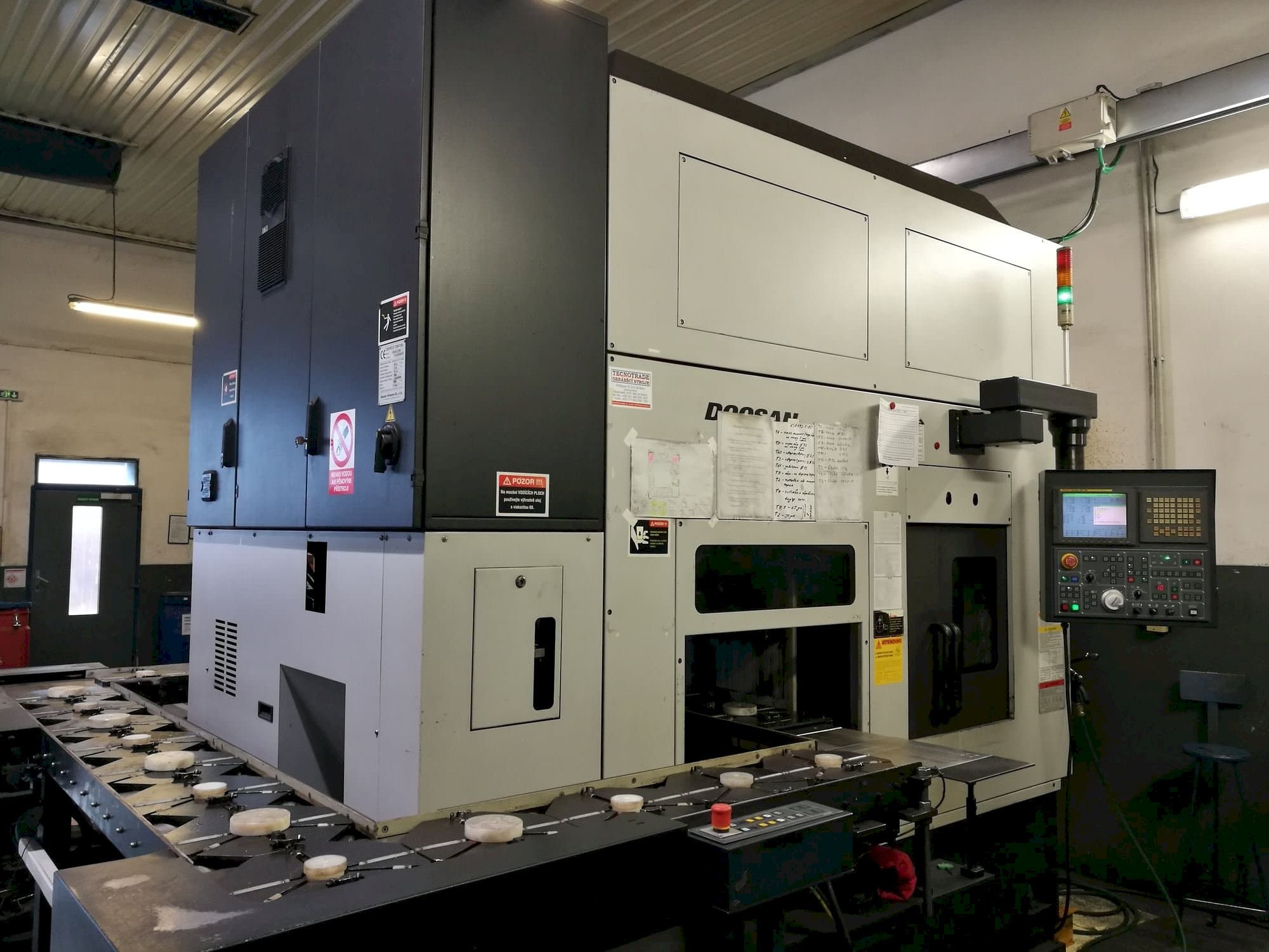 Widok z przodu maszyny Doosan Puma Inverturn 3000M