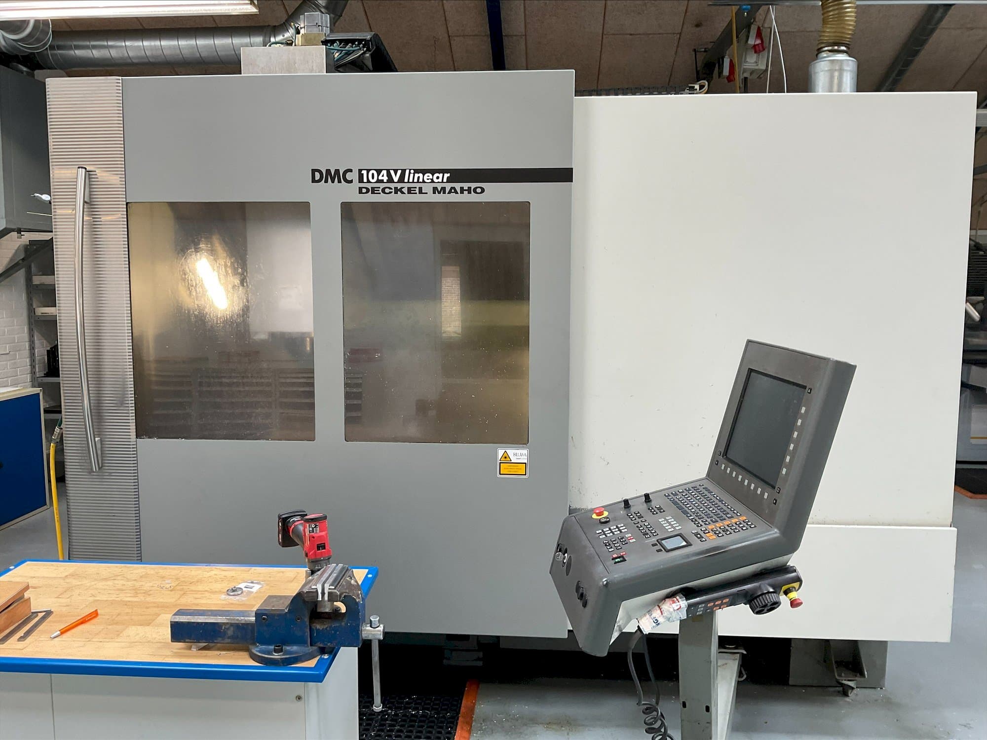 Widok z przodu maszyny DMG MORI DMC 104V linear