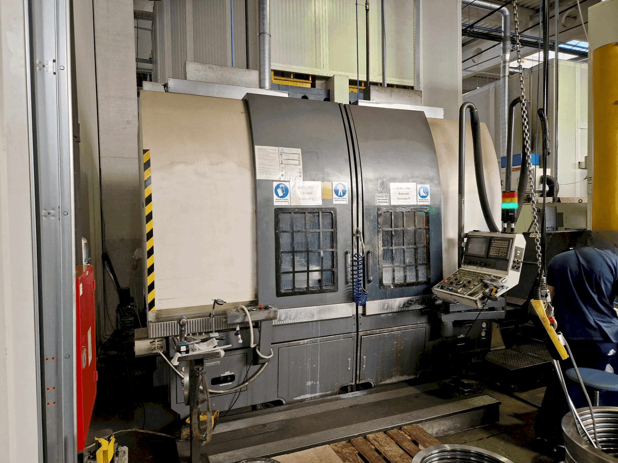 Widok z przodu maszyny DOOSAN V740T