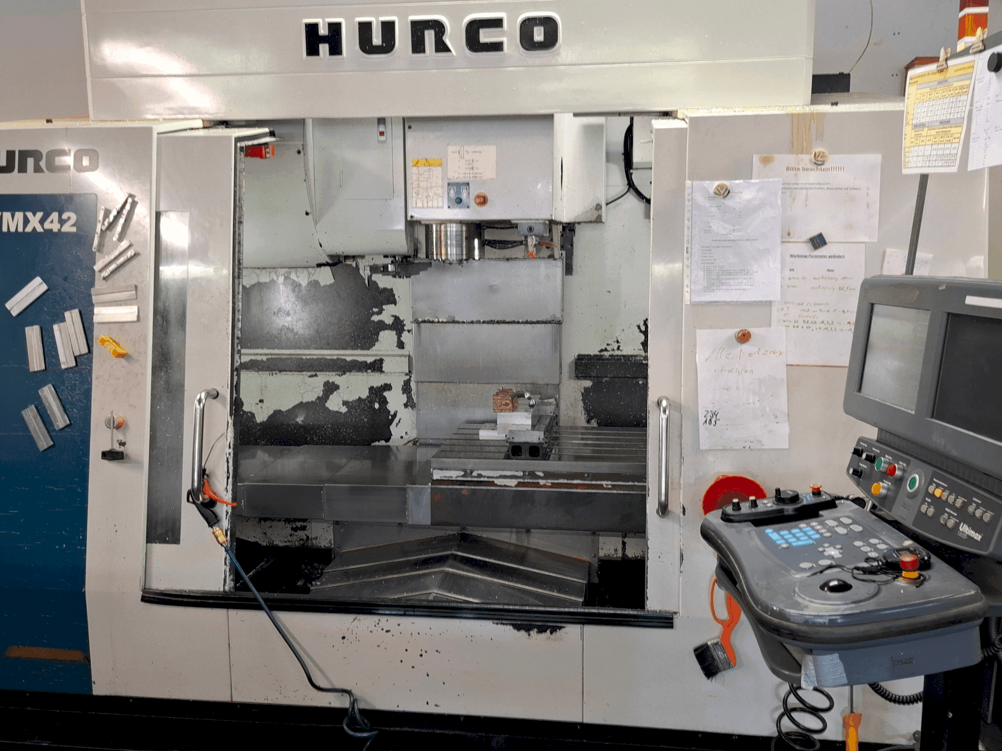 Widok z przodu maszyny Hurco VMX 42