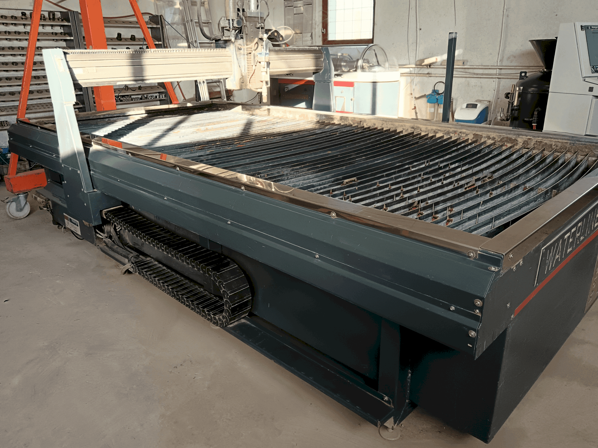 Widok z przodu maszyny Waterjet Italy WL510