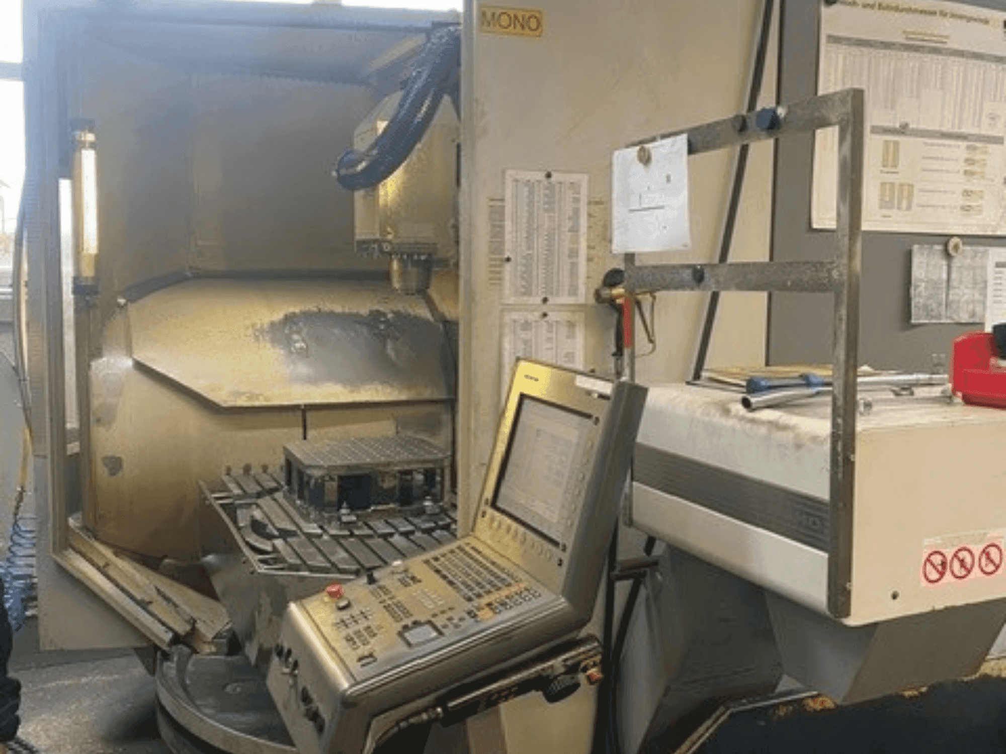 Widok z przodu maszyny DECKEL MAHO DMU 80 monoBLOCK simultan