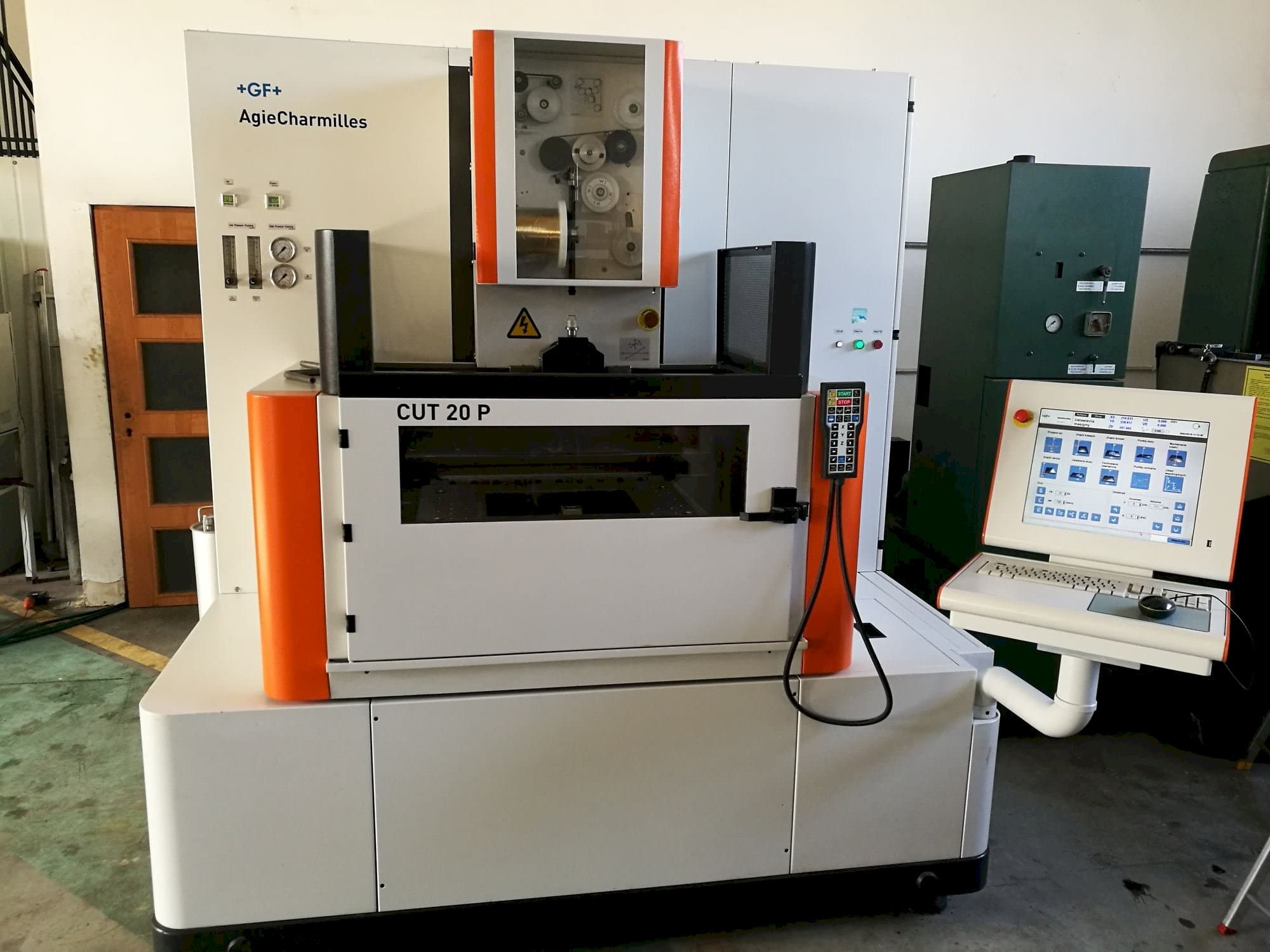 Widok z przodu maszyny AgieCharmilles CUT 20 P