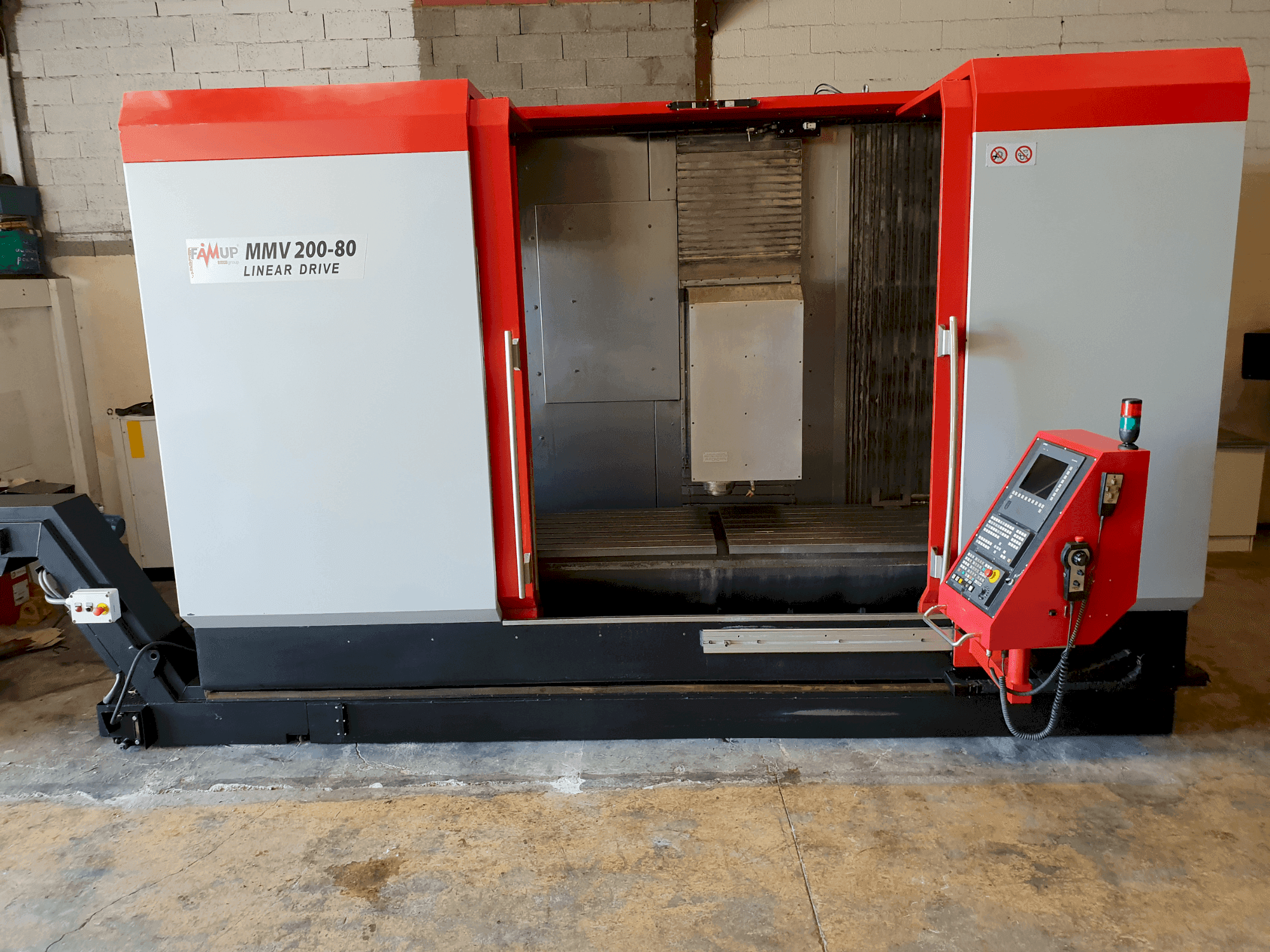 Widok z przodu maszyny FAMUP MMV 200-80 Linear Drive