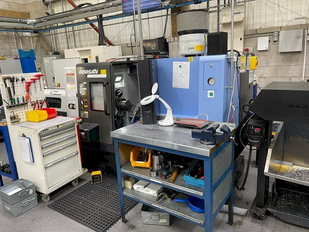 Widok z przodu maszyny Doosan Lynx 220 LMA