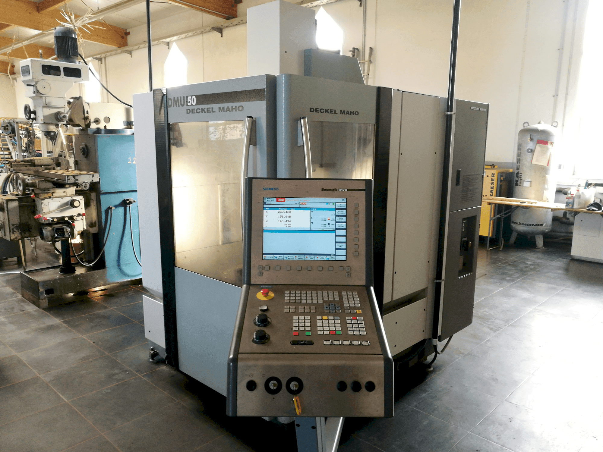 Widok z przodu maszyny DECKEL MAHO DMU 50