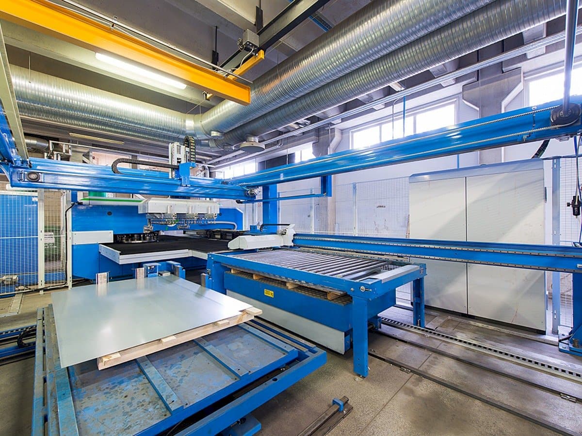 Widok lewej strony maszyny Finn-Power E 5 Lui