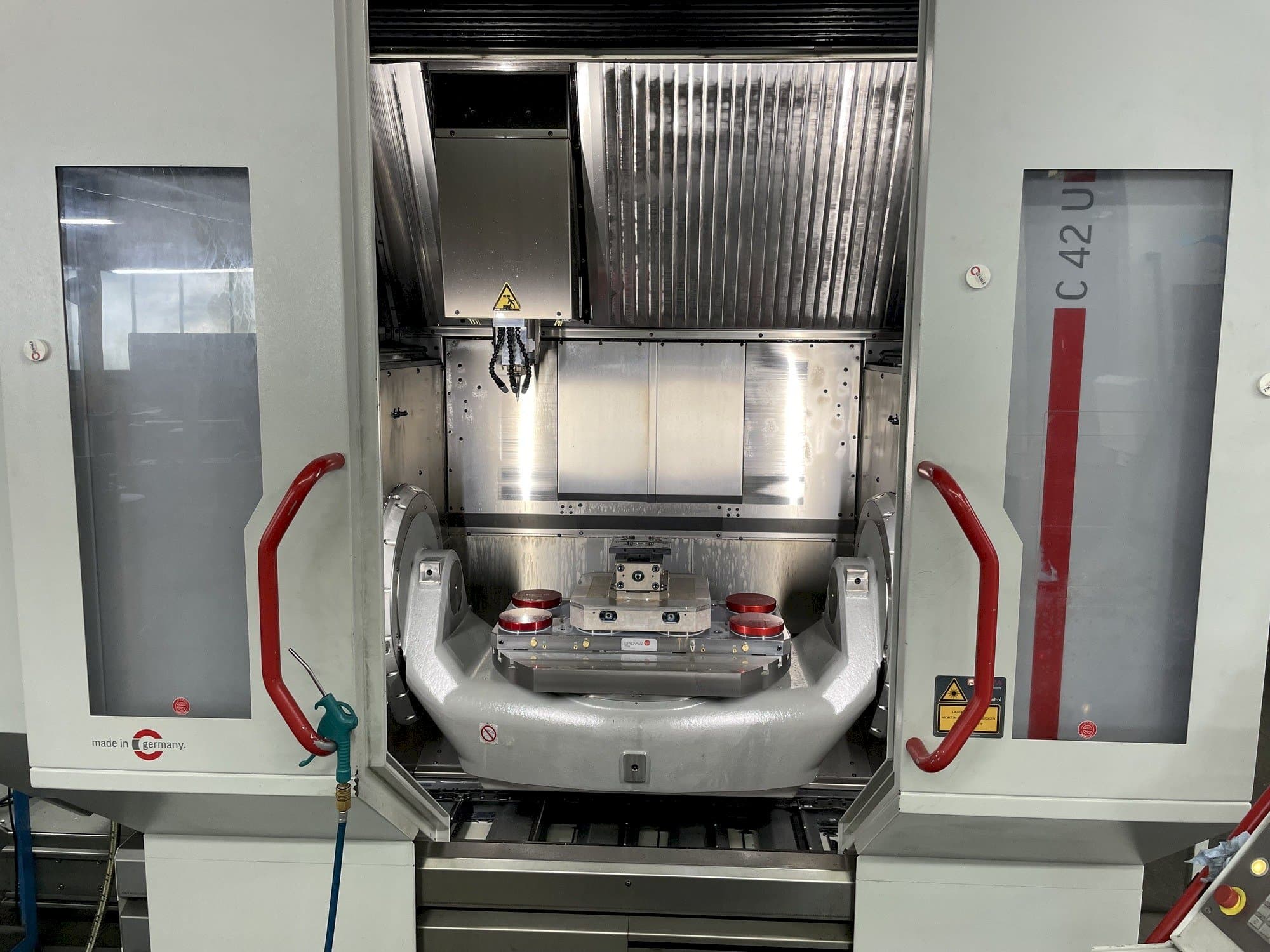 Widok z przodu maszyny HERMLE C 42 U