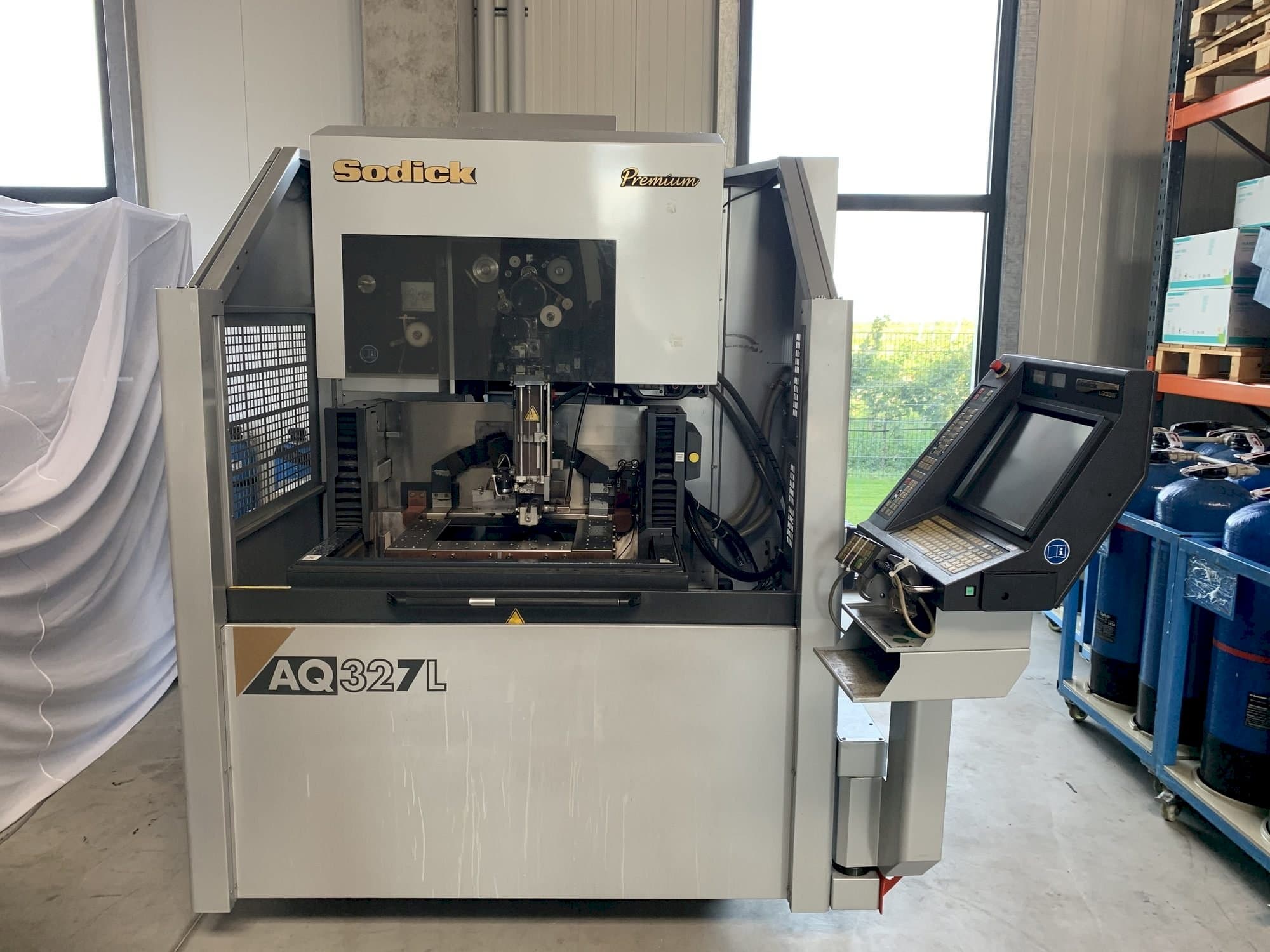 Widok z przodu maszyny Sodick AQ327L