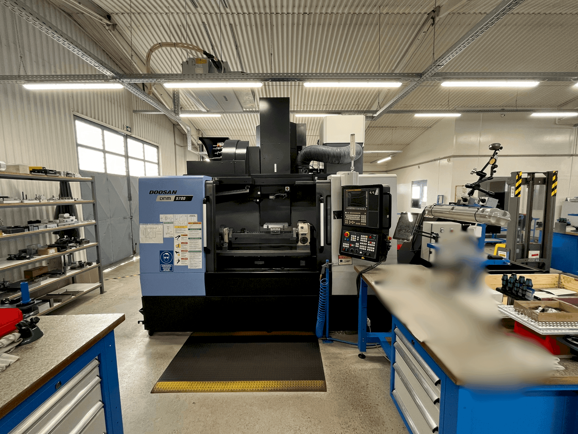 Widok z przodu maszyny DOOSAN DNM 5700