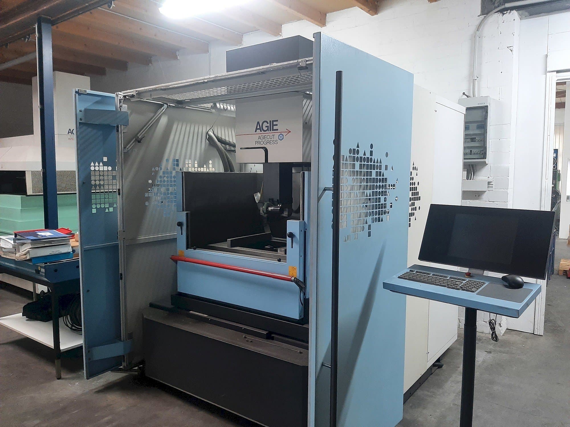 Widok z przodu maszyny AGIE Agiecut Progress 3