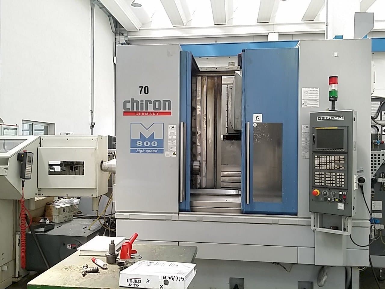 Widok z przodu maszyny CHIRON Mill 800