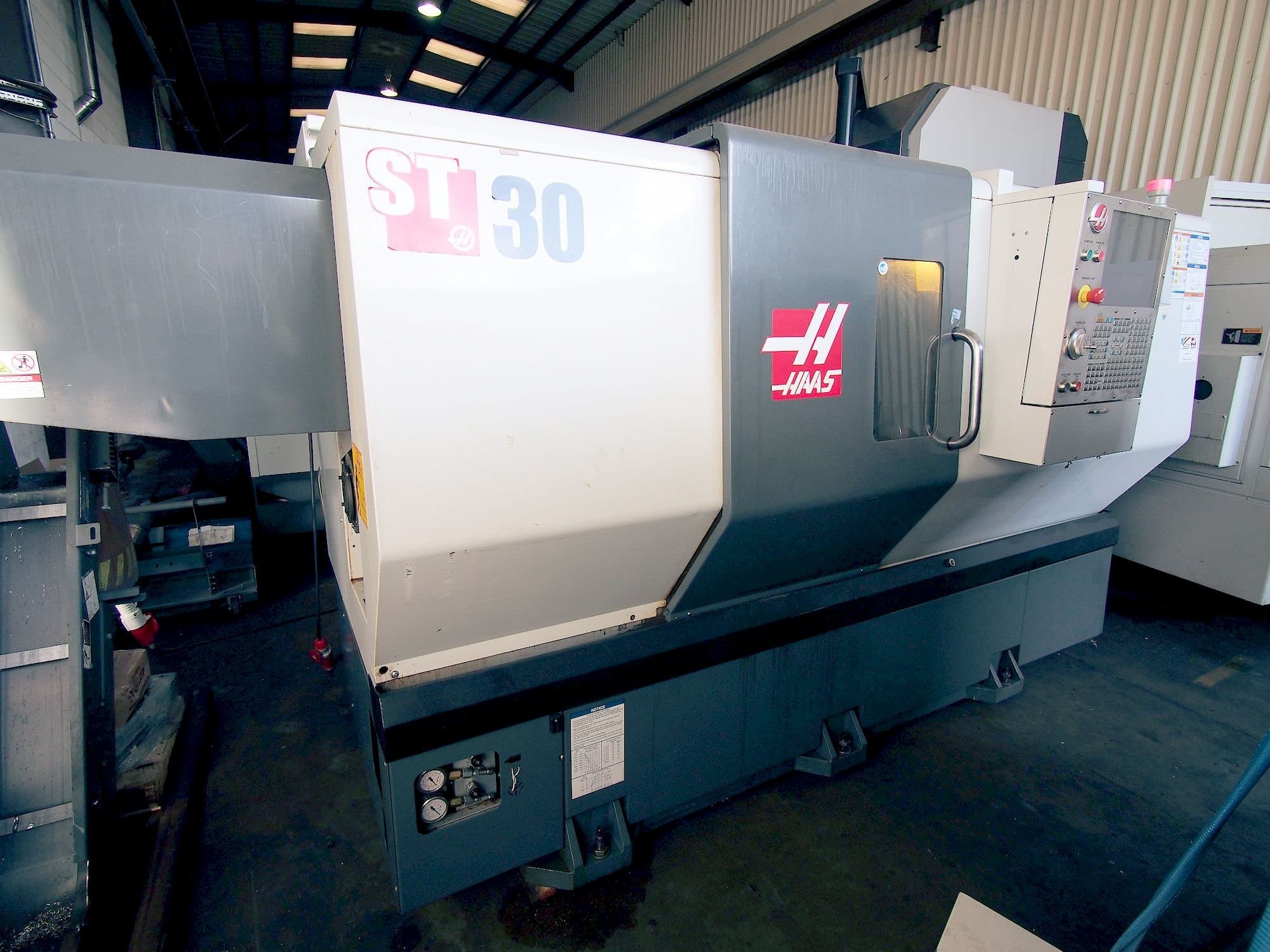 Widok z przodu maszyny HAAS ST-30