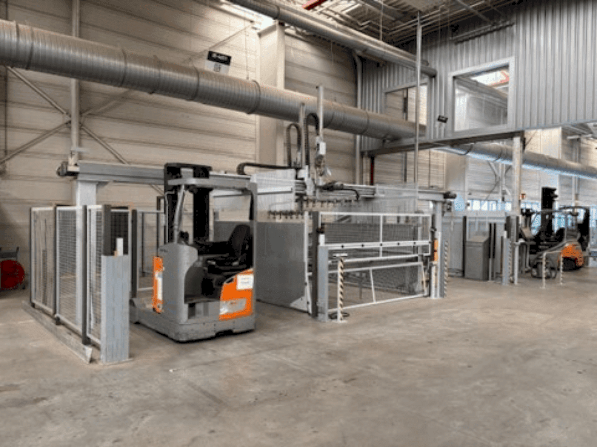 Widok z przodu maszyny LIGMATECH VKF-100/25/13/R/2/1