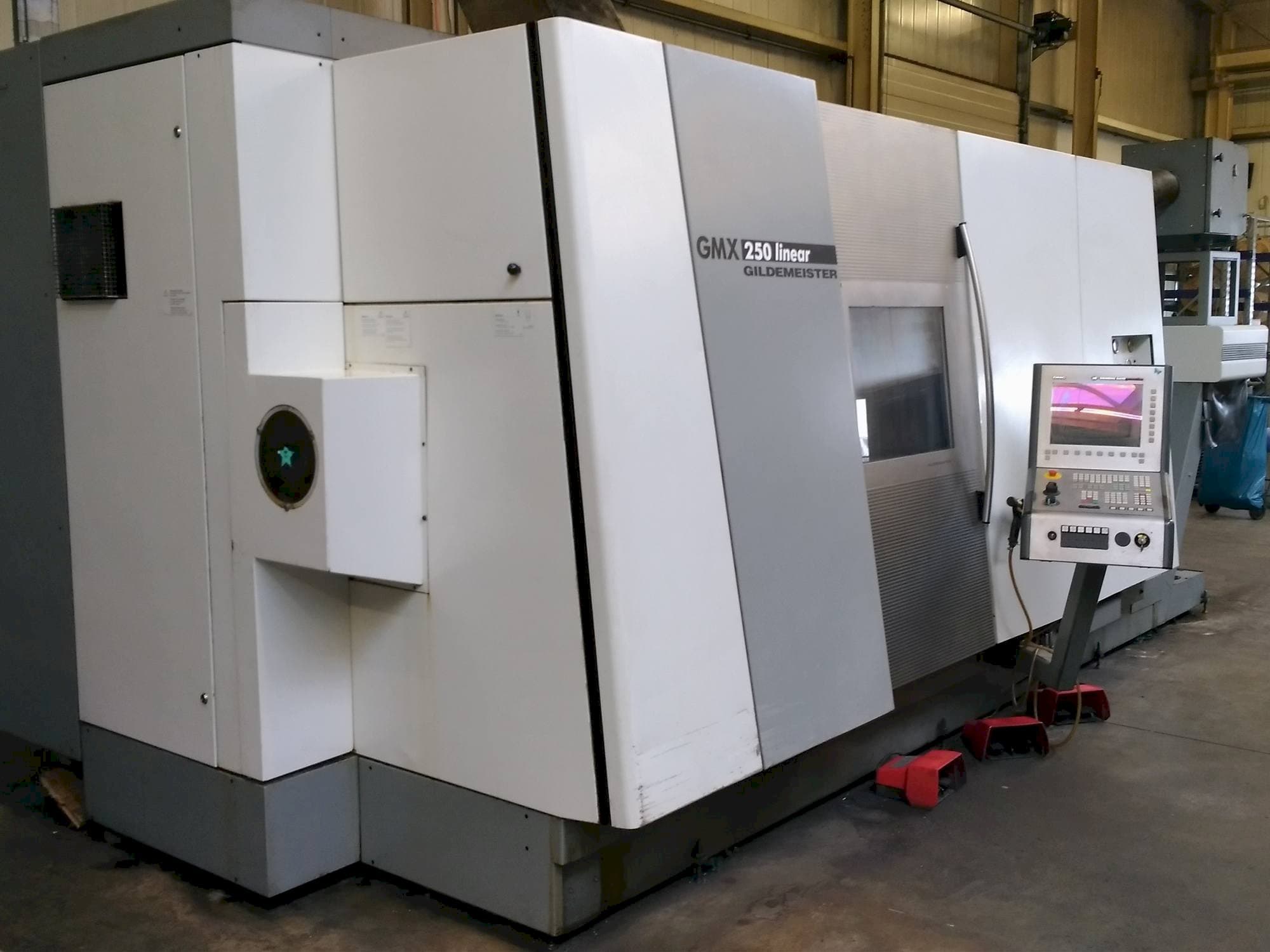 Widok z przodu maszyny Gildemeister GMX 250 linear