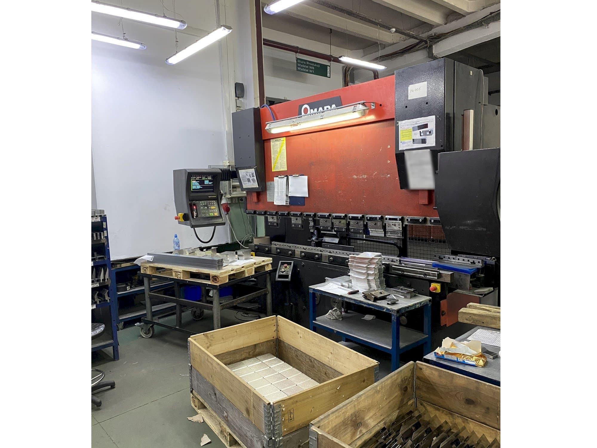 Widok z przodu maszyny AMADA HFBO 8025