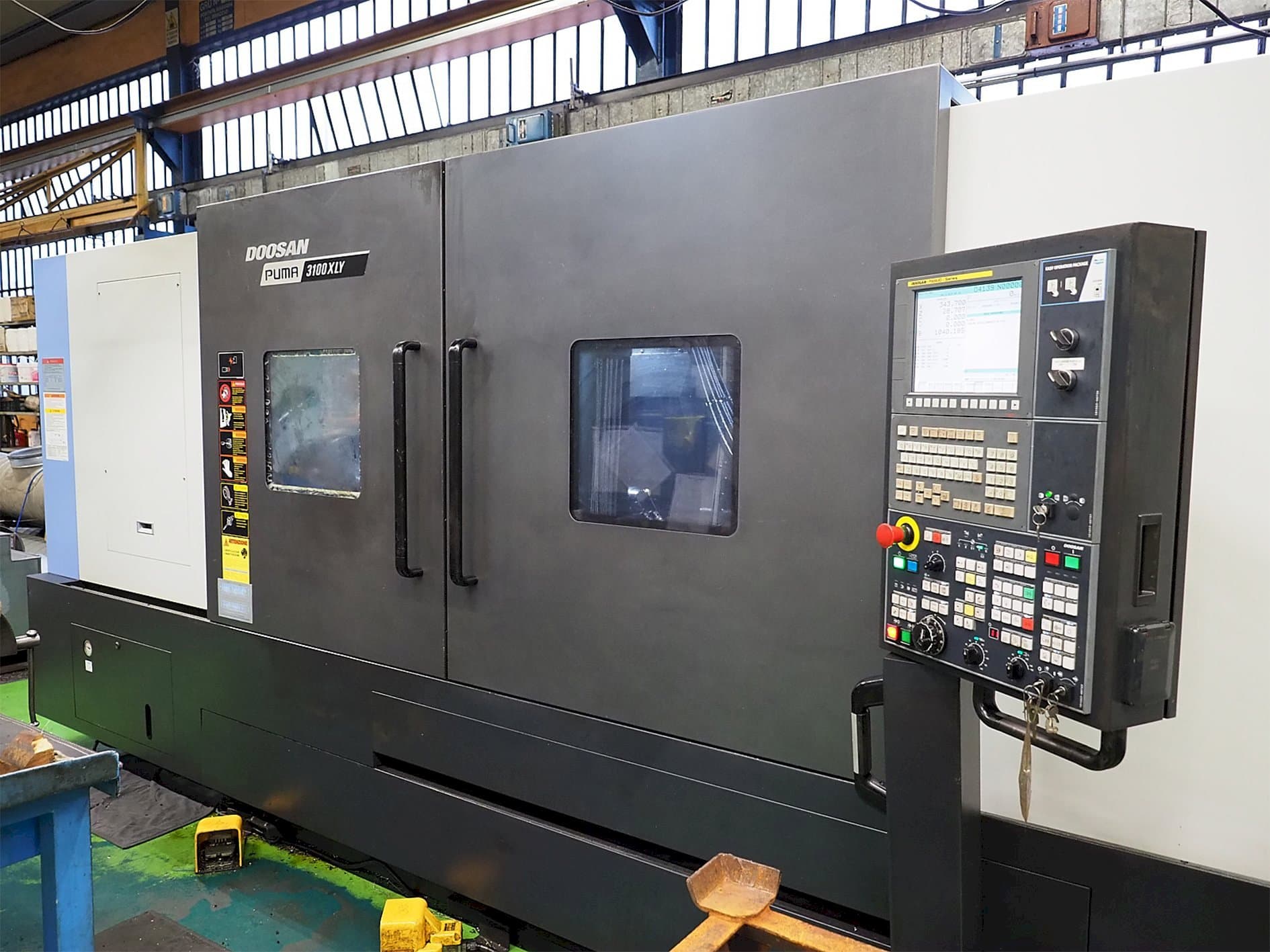Widok z przodu maszyny Doosan Puma 3100XLY