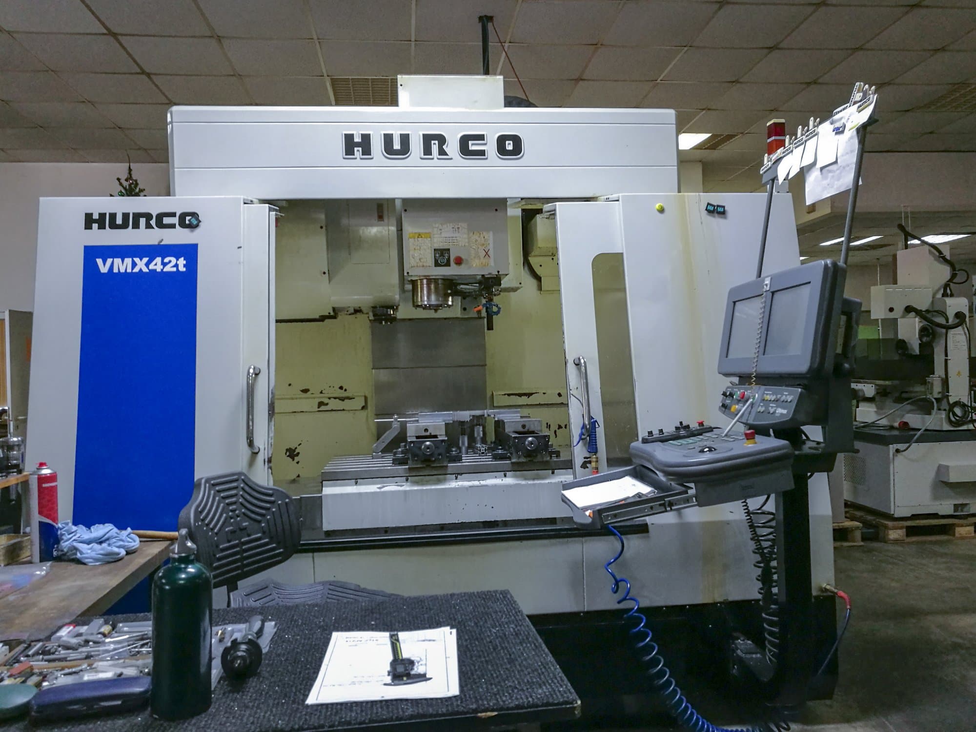 Widok z przodu maszyny Hurco VMX42T