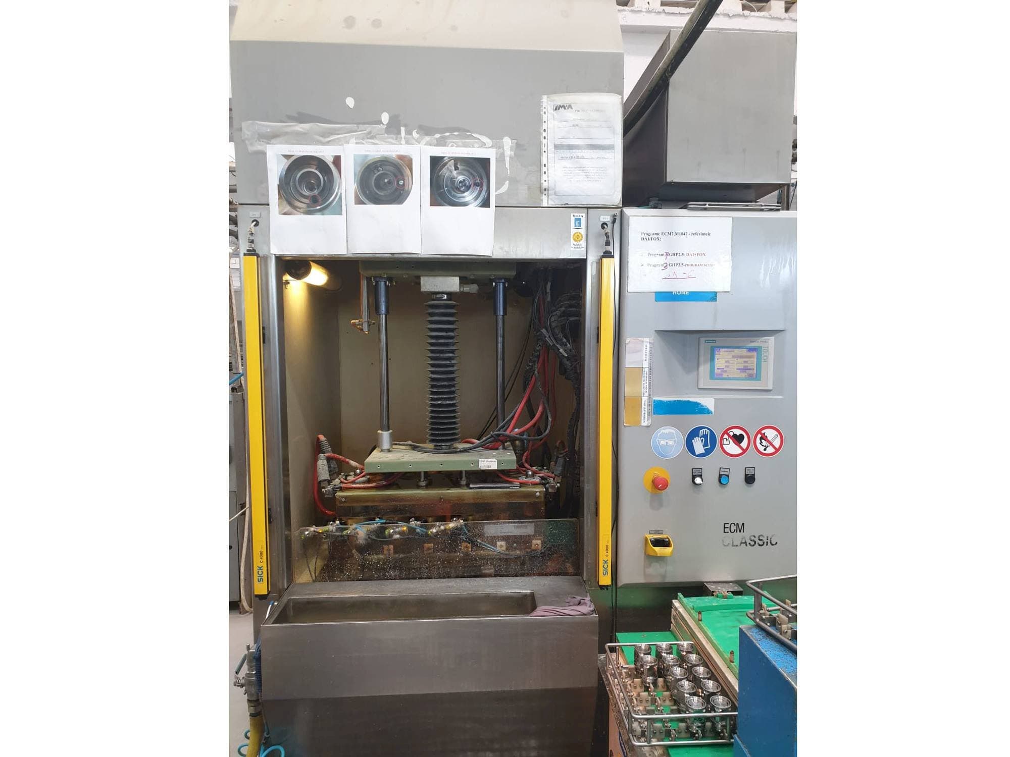 Widok z przodu maszyny Extrude Hone Classic 1A-450-43-P-M