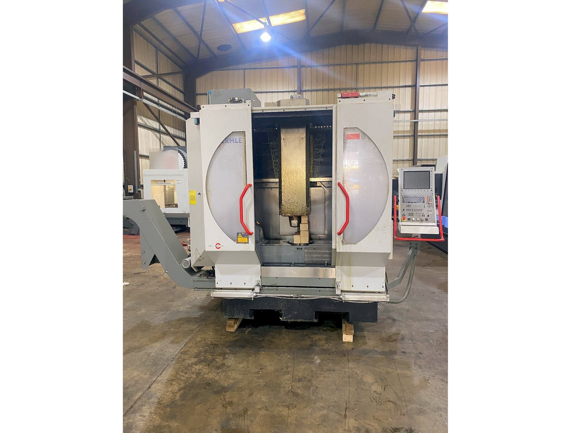 Widok z przodu maszyny HERMLE B 300 U