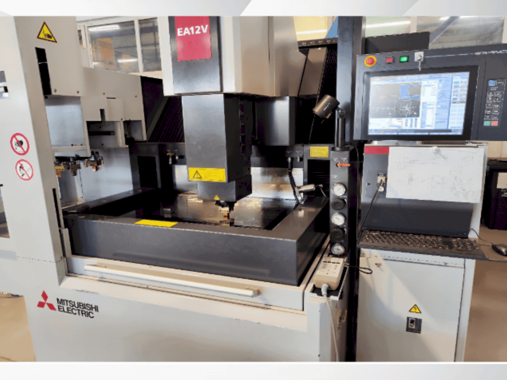 Widok z przodu maszyny Mitsubishi EA12VM ADVANCE