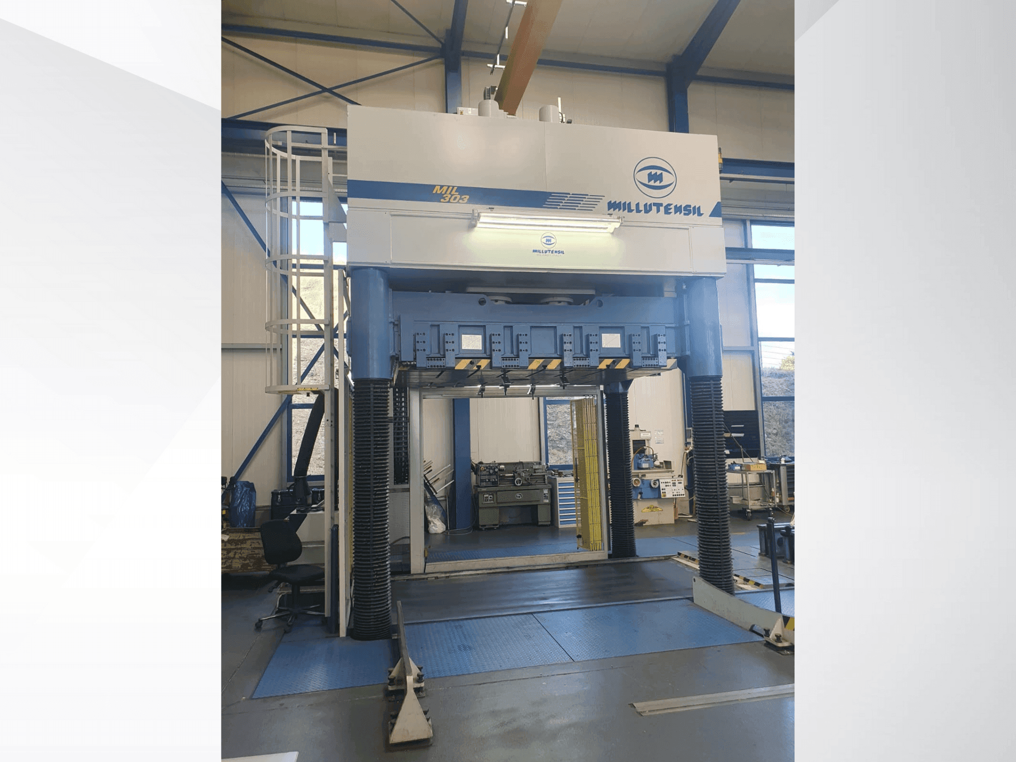 Widok z przodu maszyny MILLUTENSIL Mil 303