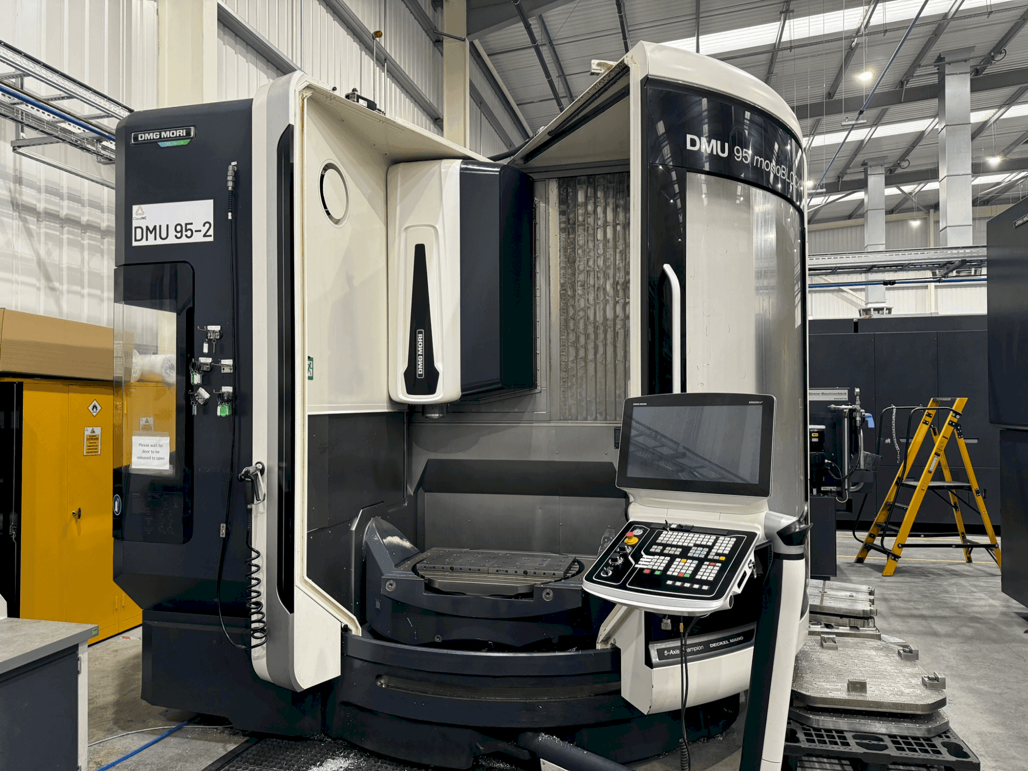 Widok z przodu maszyny DMG MORI DMU 95 Monoblock