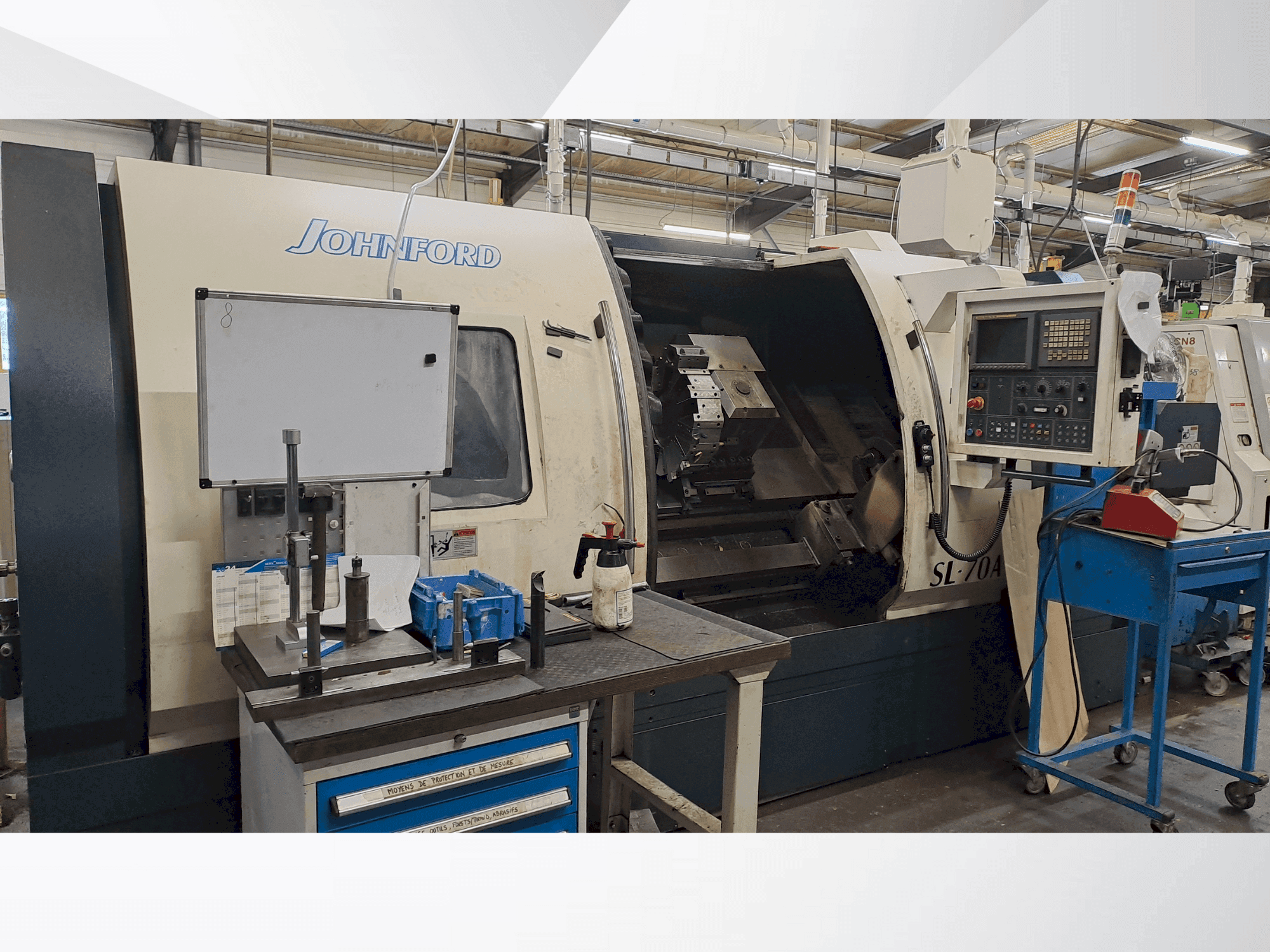 Widok z przodu maszyny Johnford SL-70A