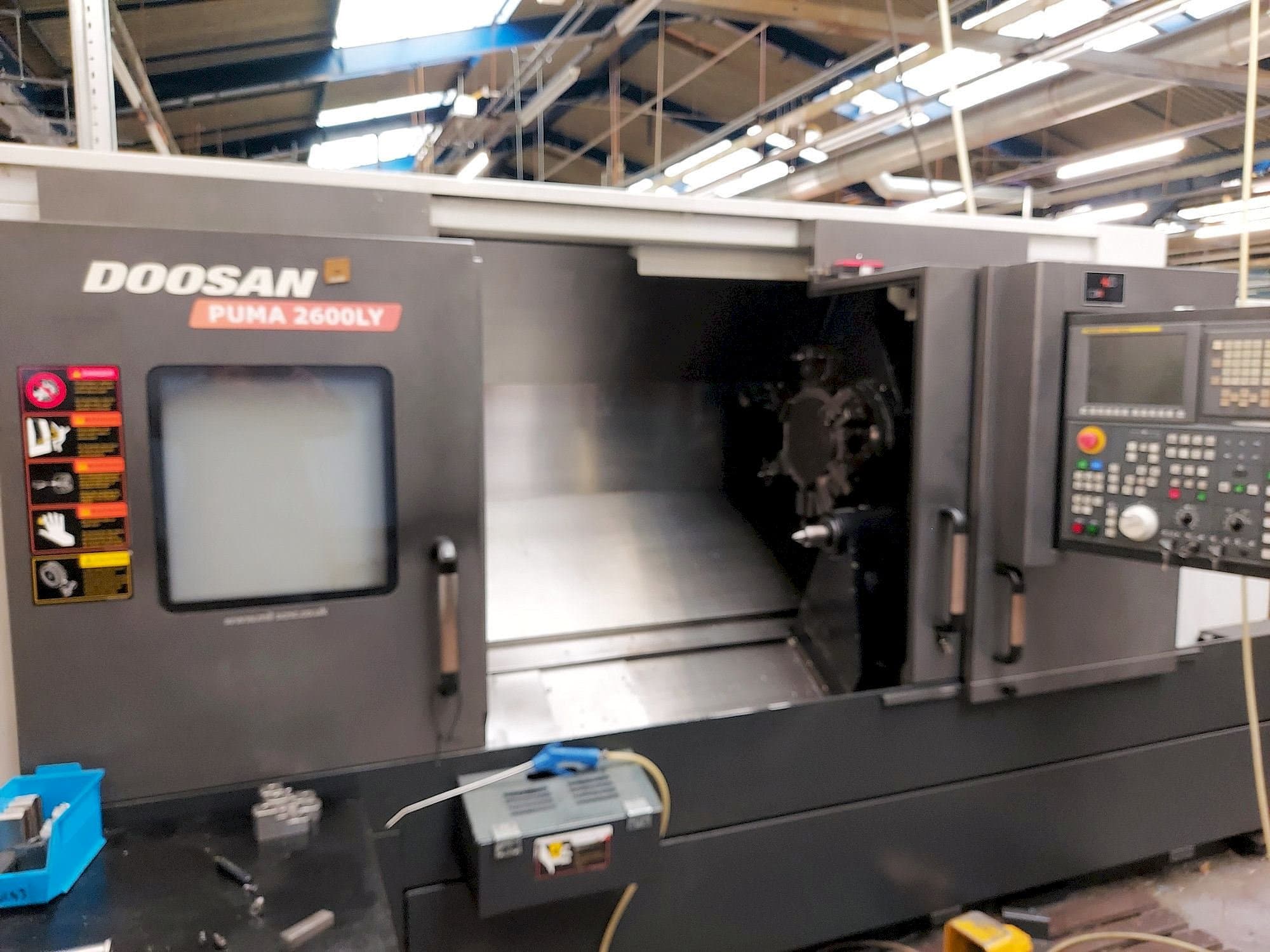 Widok z przodu maszyny Doosan Puma 2600LY