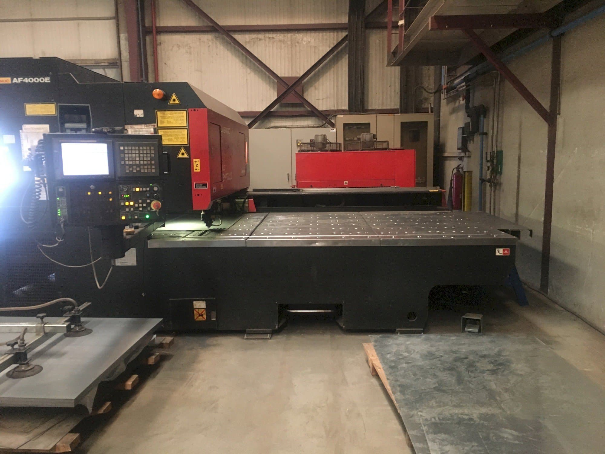 Widok z przodu maszyny AMADA LC 2415 A3