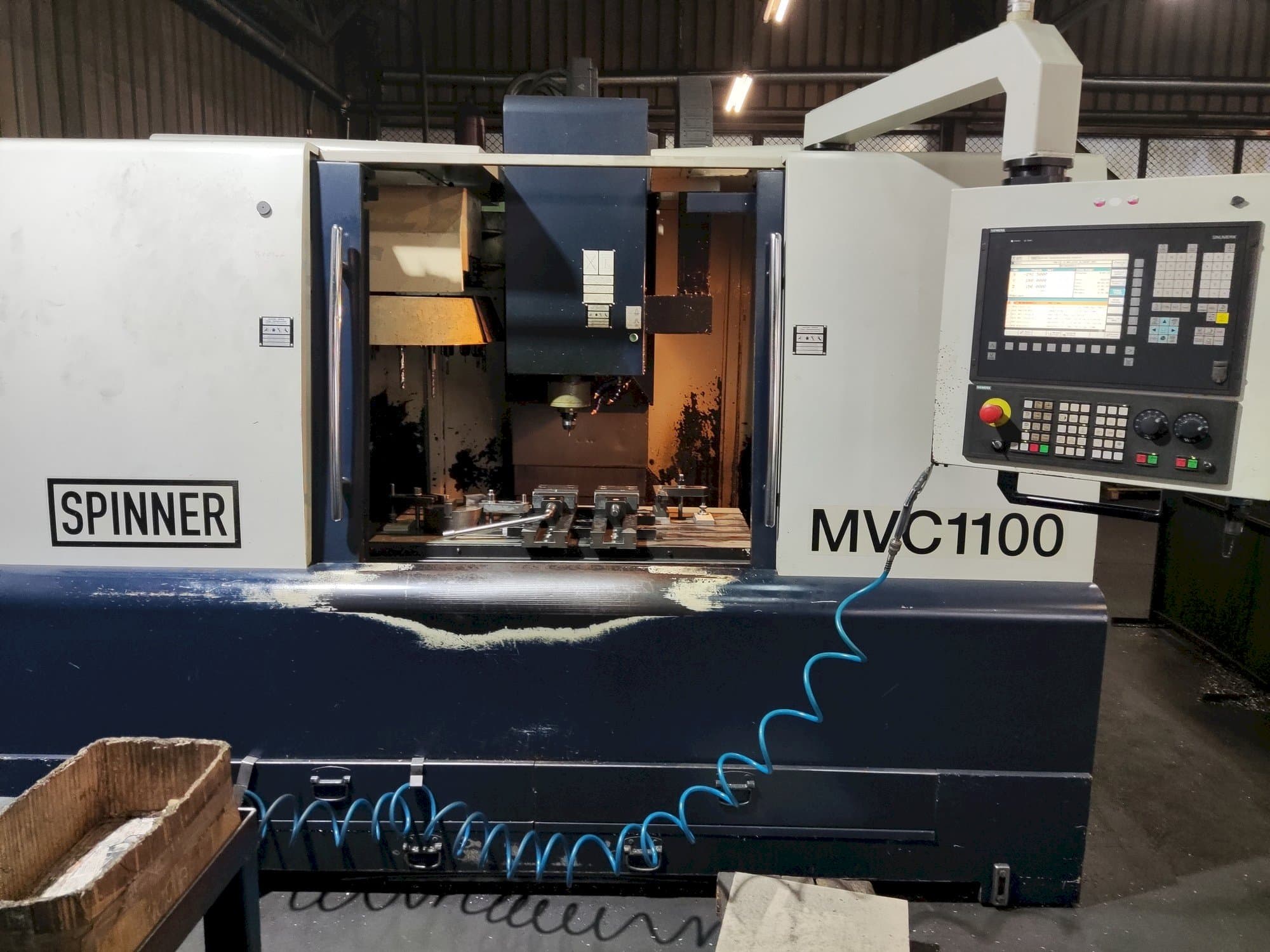 Widok z przodu maszyny SPINNER MVC-1100