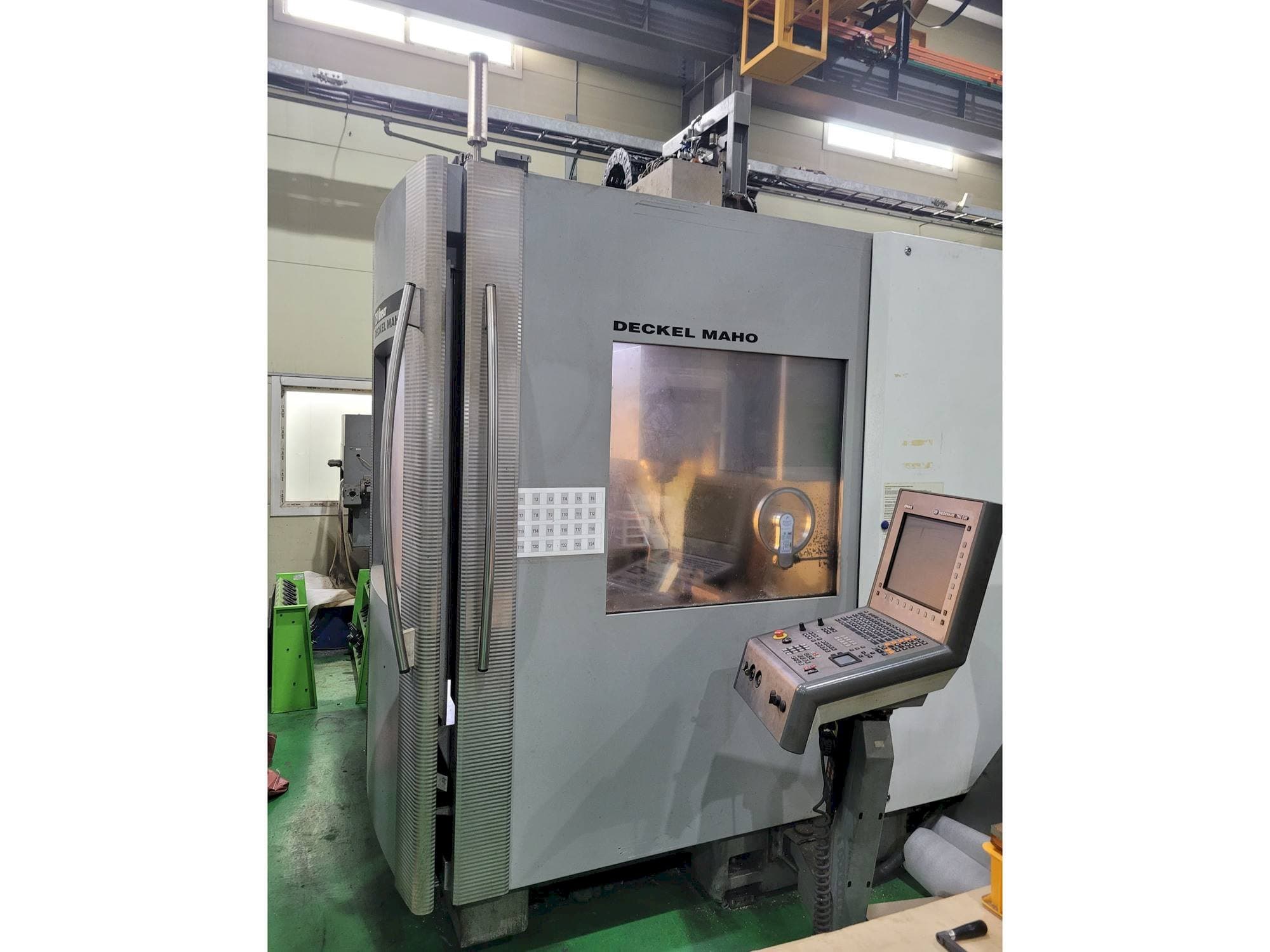 Widok z przodu maszyny DECKEL MAHO DMC 75 Linear