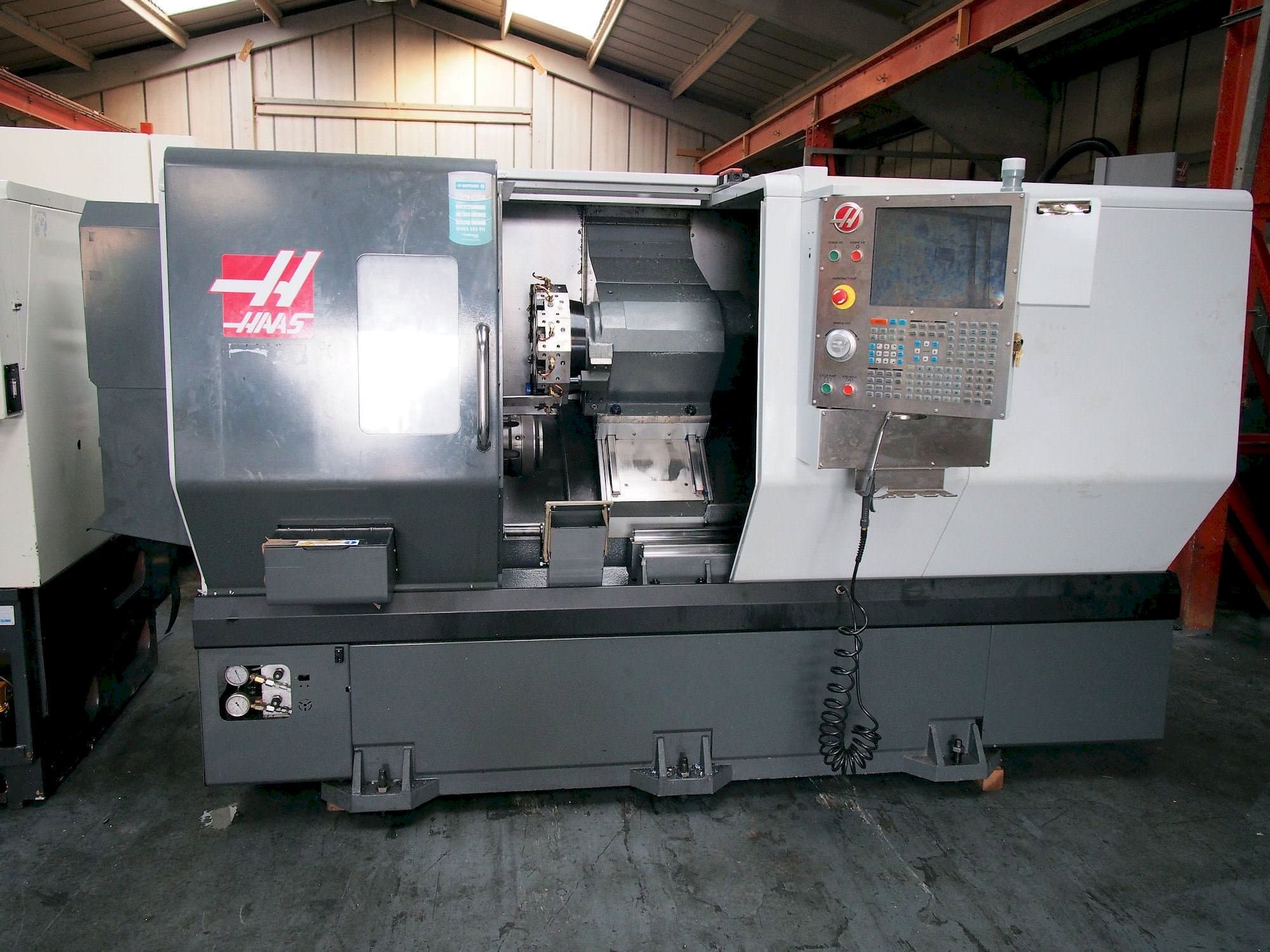 Widok z przodu maszyny HAAS ST-30