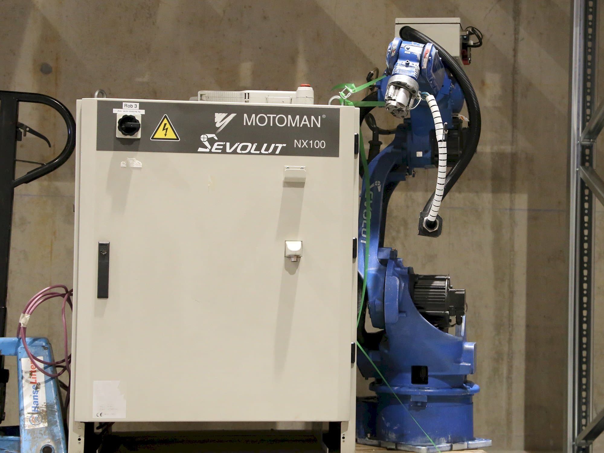 Widok z przodu maszyny Yaskawa Motoman HP6