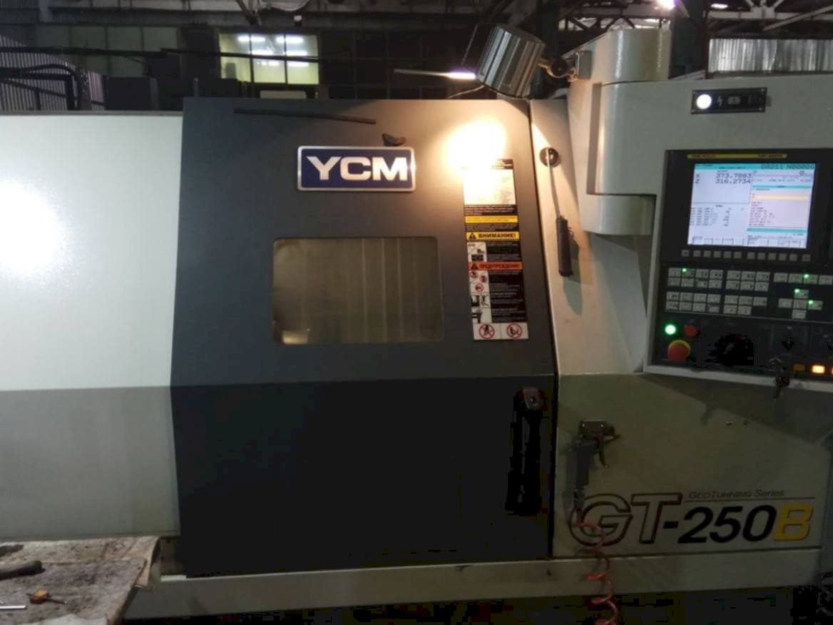 Widok z przodu maszyny YCM GT250B